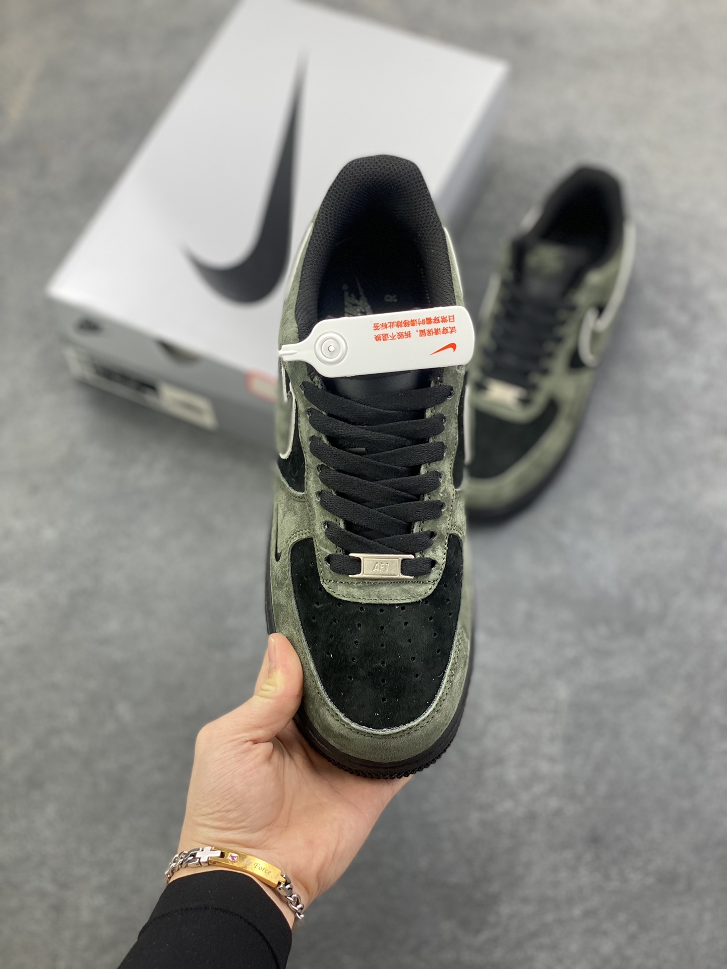 图片[2]-Nike Air Force 1 07 Low “军绿黑”全麂皮 秋冬 空军一号低帮休闲板鞋 定制皮料 原盒原包装 原楦头原纸板 纯正版型 内置全掌气垫 货号：ZH0316-132 尺码：36 36.5 37.5 38 38.5 39 40 40.5 41 42 42.5 43 44 44.5 45-选品中心