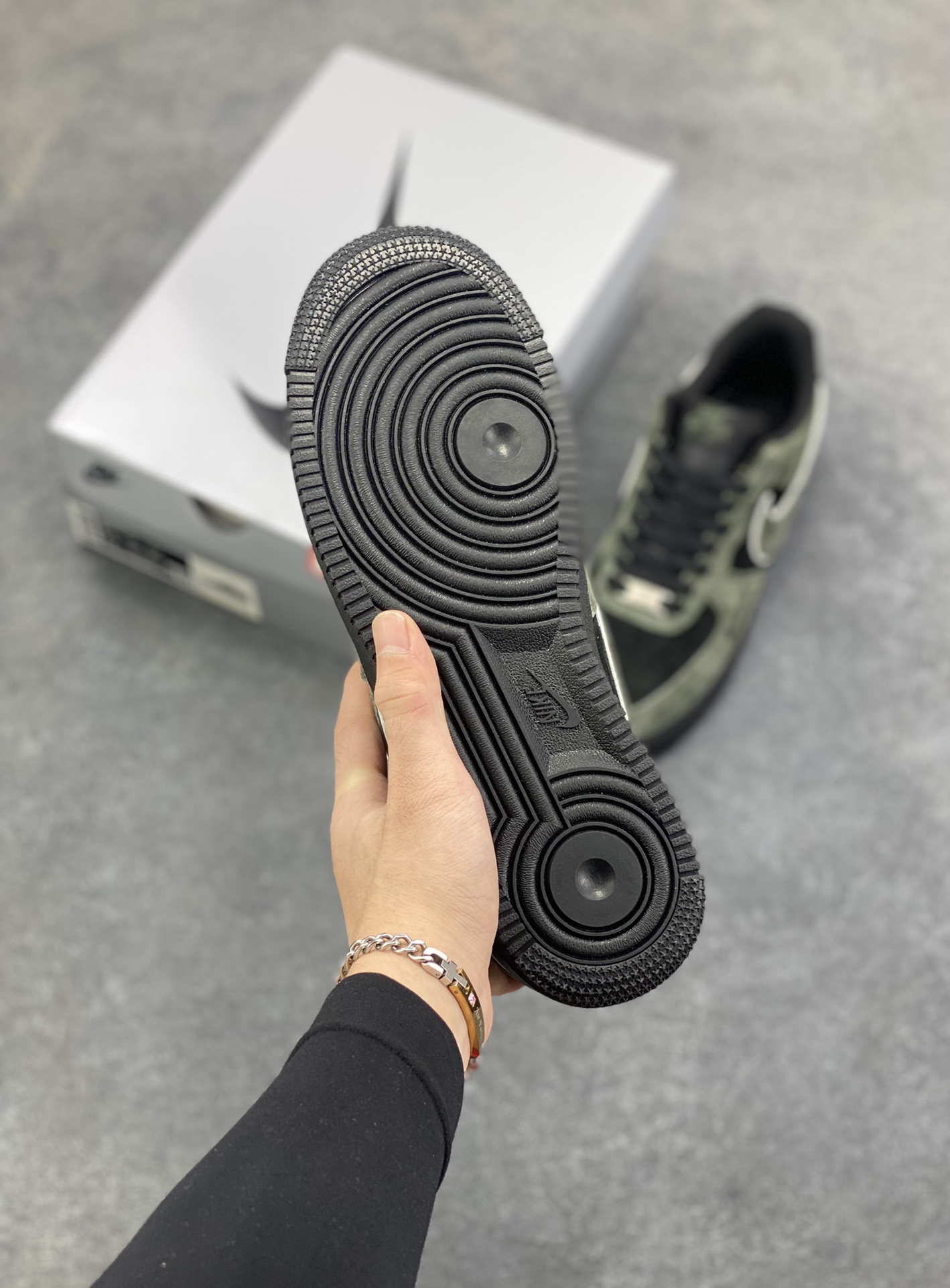 图片[5]-Nike Air Force 1 07 Low “军绿黑”全麂皮 秋冬 空军一号低帮休闲板鞋 定制皮料 原盒原包装 原楦头原纸板 纯正版型 内置全掌气垫 货号：ZH0316-132 尺码：36 36.5 37.5 38 38.5 39 40 40.5 41 42 42.5 43 44 44.5 45-选品中心