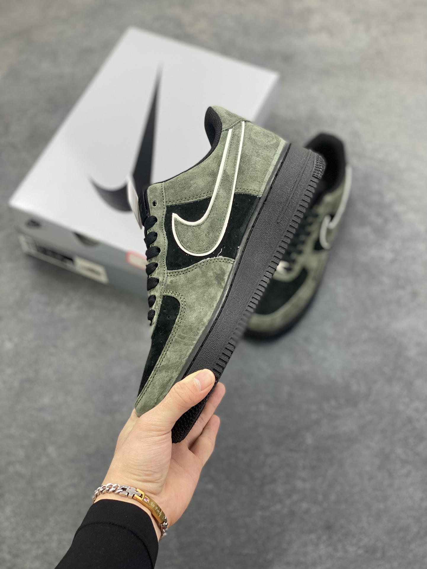 图片[3]-Nike Air Force 1 07 Low “军绿黑”全麂皮 秋冬 空军一号低帮休闲板鞋 定制皮料 原盒原包装 原楦头原纸板 纯正版型 内置全掌气垫 货号：ZH0316-132 尺码：36 36.5 37.5 38 38.5 39 40 40.5 41 42 42.5 43 44 44.5 45-选品中心