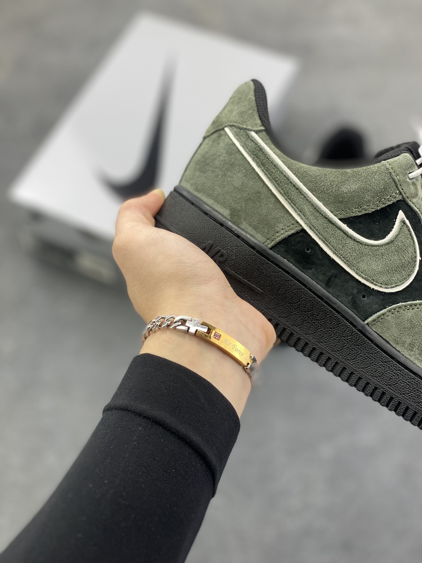 图片[6]-Nike Air Force 1 07 Low “军绿黑”全麂皮 秋冬 空军一号低帮休闲板鞋 定制皮料 原盒原包装 原楦头原纸板 纯正版型 内置全掌气垫 货号：ZH0316-132 尺码：36 36.5 37.5 38 38.5 39 40 40.5 41 42 42.5 43 44 44.5 45-选品中心