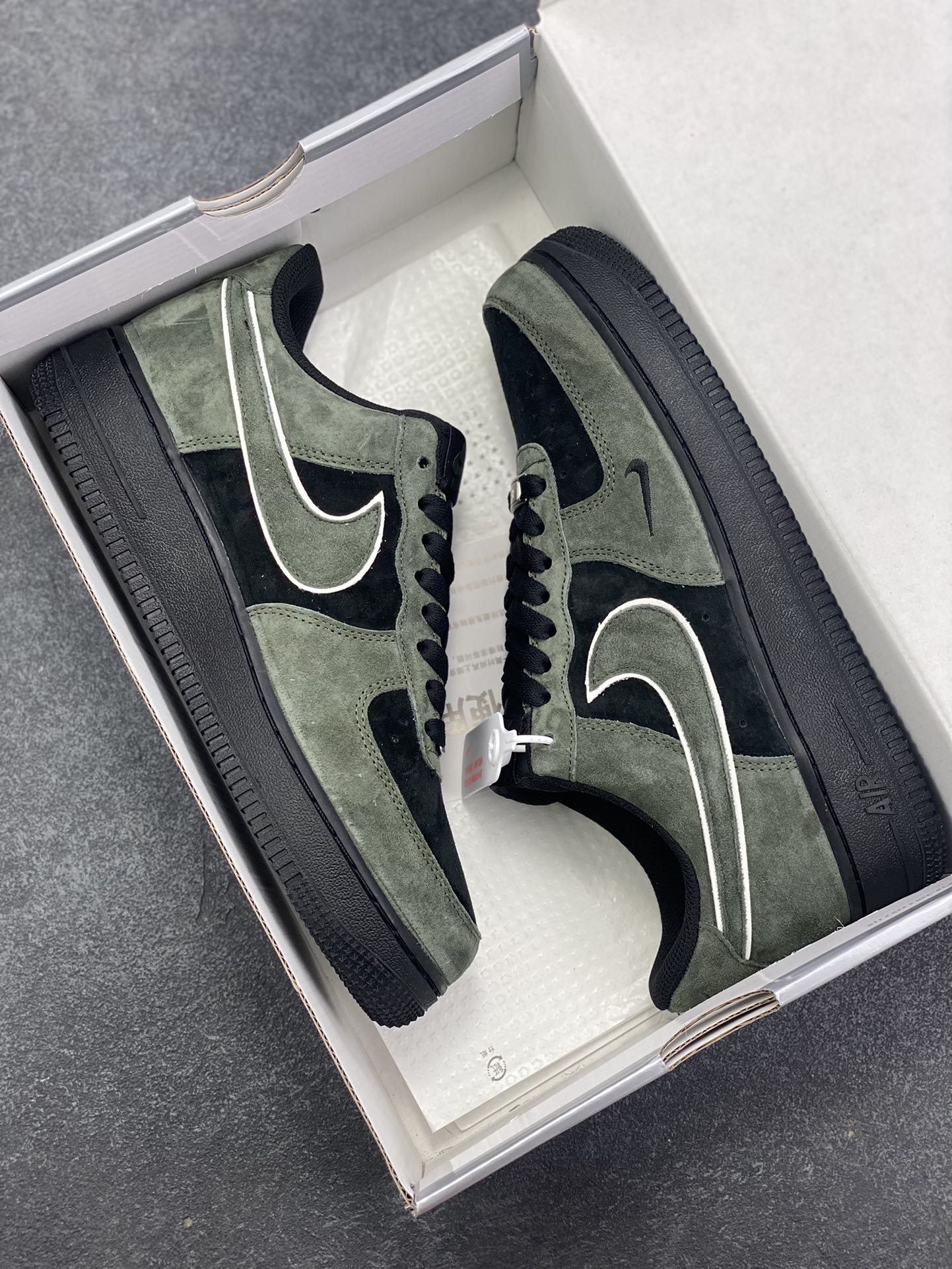 图片[9]-Nike Air Force 1 07 Low “军绿黑”全麂皮 秋冬 空军一号低帮休闲板鞋 定制皮料 原盒原包装 原楦头原纸板 纯正版型 内置全掌气垫 货号：ZH0316-132 尺码：36 36.5 37.5 38 38.5 39 40 40.5 41 42 42.5 43 44 44.5 45-选品中心