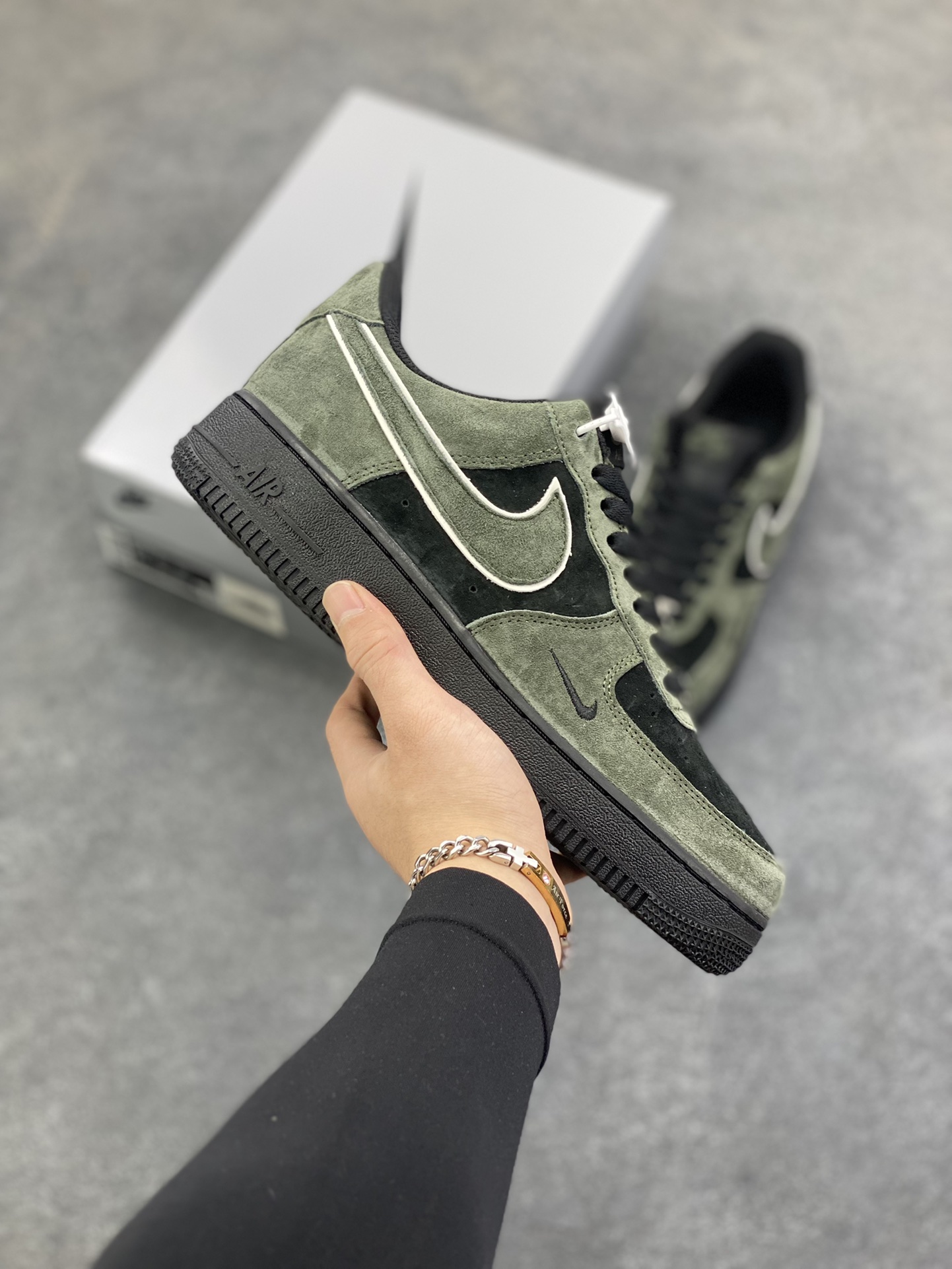 Nike Air Force 1 07 Low “军绿黑”全麂皮 秋冬 空军一号低帮休闲板鞋 定制皮料 原盒原包装 原楦头原纸板 纯正版型 内置全掌气垫 货号：ZH0316-132 尺码：36 36.5 37.5 38 38.5 39 40 40.5 41 42 42.5 43 44 44.5 45-选品中心