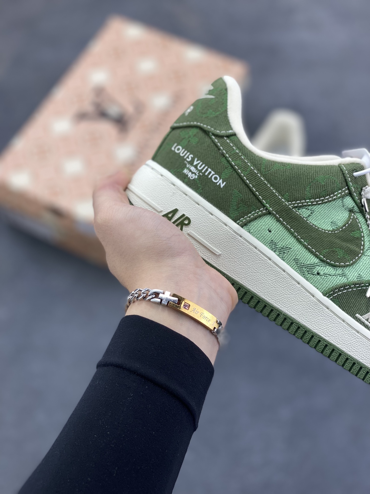 图片[6]-海外量发售！NIke Air Force 1 \’07 Low LV联名–浅绿墨绿空军一号低帮 运动鞋 休闲鞋 折边针车 防水牛仔布双拼 工艺难度大 原楦头原纸板 高端定制鞋盒 原厂鞋底 超高清洁度 细节完美 货号：YF9511-822 尺码：36 36.5 37.5 38 38.5 39 40 40.5 41 42 42.5 43 44 44.5 45-选品中心