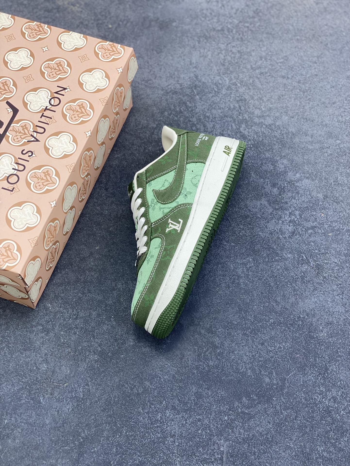 图片[7]-海外量发售！NIke Air Force 1 \’07 Low LV联名–浅绿墨绿空军一号低帮 运动鞋 休闲鞋 折边针车 防水牛仔布双拼 工艺难度大 原楦头原纸板 高端定制鞋盒 原厂鞋底 超高清洁度 细节完美 货号：YF9511-822 尺码：36 36.5 37.5 38 38.5 39 40 40.5 41 42 42.5 43 44 44.5 45-选品中心