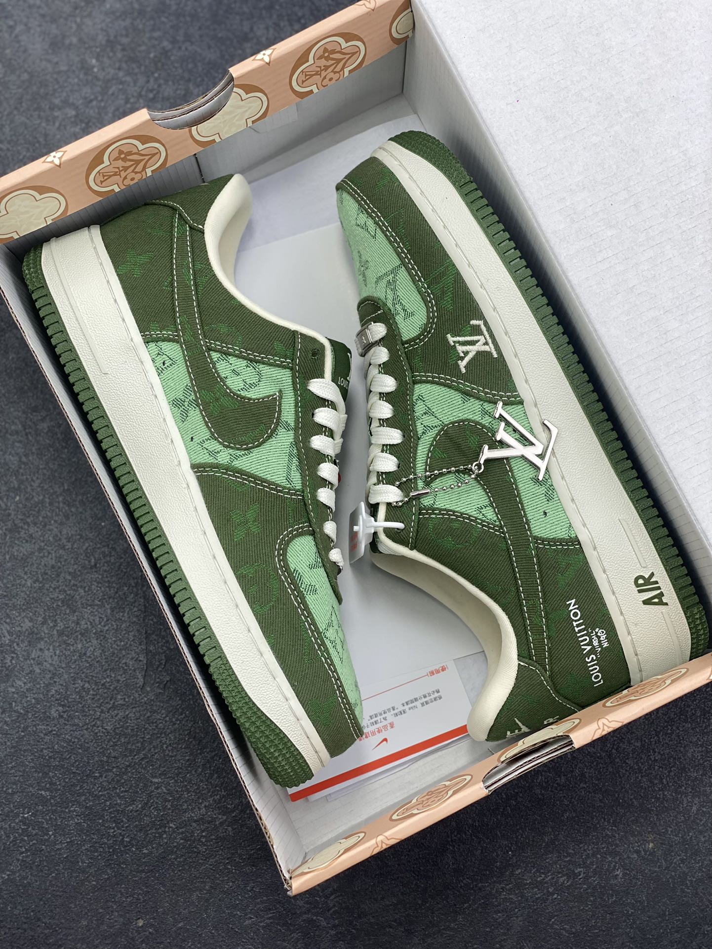 图片[9]-海外量发售！NIke Air Force 1 \’07 Low LV联名–浅绿墨绿空军一号低帮 运动鞋 休闲鞋 折边针车 防水牛仔布双拼 工艺难度大 原楦头原纸板 高端定制鞋盒 原厂鞋底 超高清洁度 细节完美 货号：YF9511-822 尺码：36 36.5 37.5 38 38.5 39 40 40.5 41 42 42.5 43 44 44.5 45-选品中心