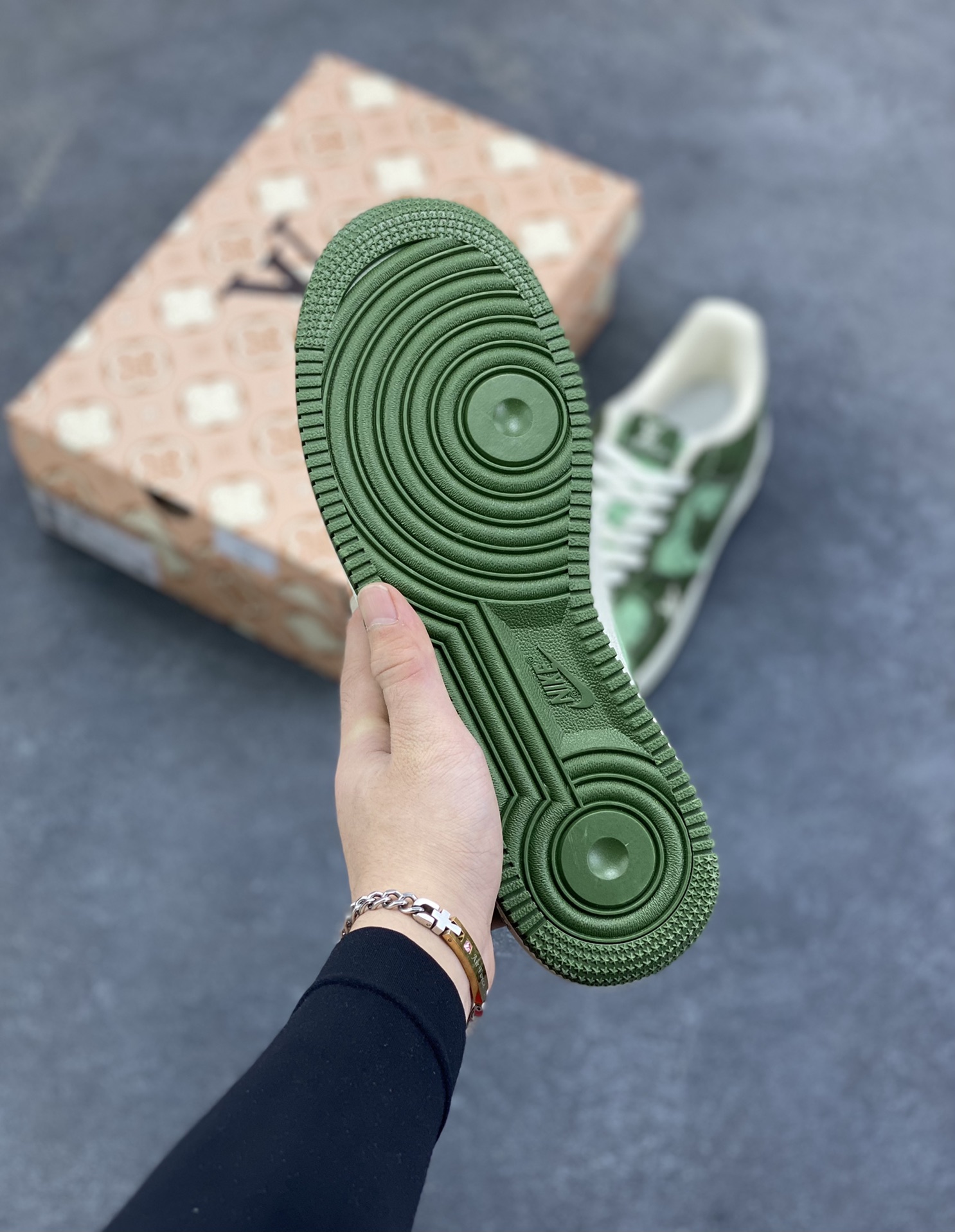 图片[5]-海外量发售！NIke Air Force 1 \’07 Low LV联名–浅绿墨绿空军一号低帮 运动鞋 休闲鞋 折边针车 防水牛仔布双拼 工艺难度大 原楦头原纸板 高端定制鞋盒 原厂鞋底 超高清洁度 细节完美 货号：YF9511-822 尺码：36 36.5 37.5 38 38.5 39 40 40.5 41 42 42.5 43 44 44.5 45-选品中心