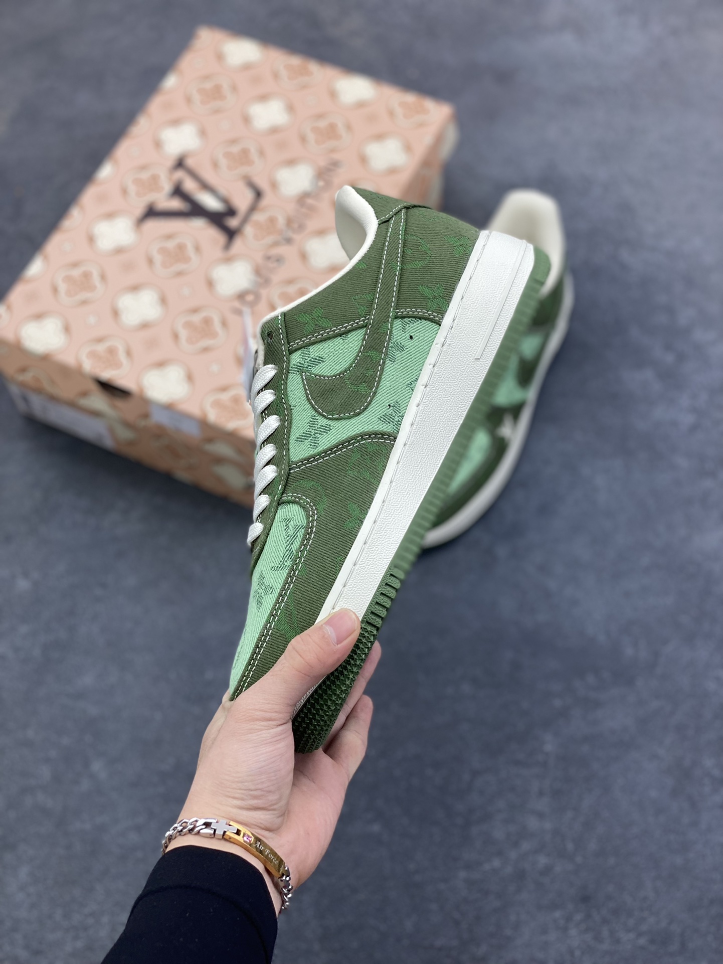图片[3]-海外量发售！NIke Air Force 1 \’07 Low LV联名–浅绿墨绿空军一号低帮 运动鞋 休闲鞋 折边针车 防水牛仔布双拼 工艺难度大 原楦头原纸板 高端定制鞋盒 原厂鞋底 超高清洁度 细节完美 货号：YF9511-822 尺码：36 36.5 37.5 38 38.5 39 40 40.5 41 42 42.5 43 44 44.5 45-选品中心