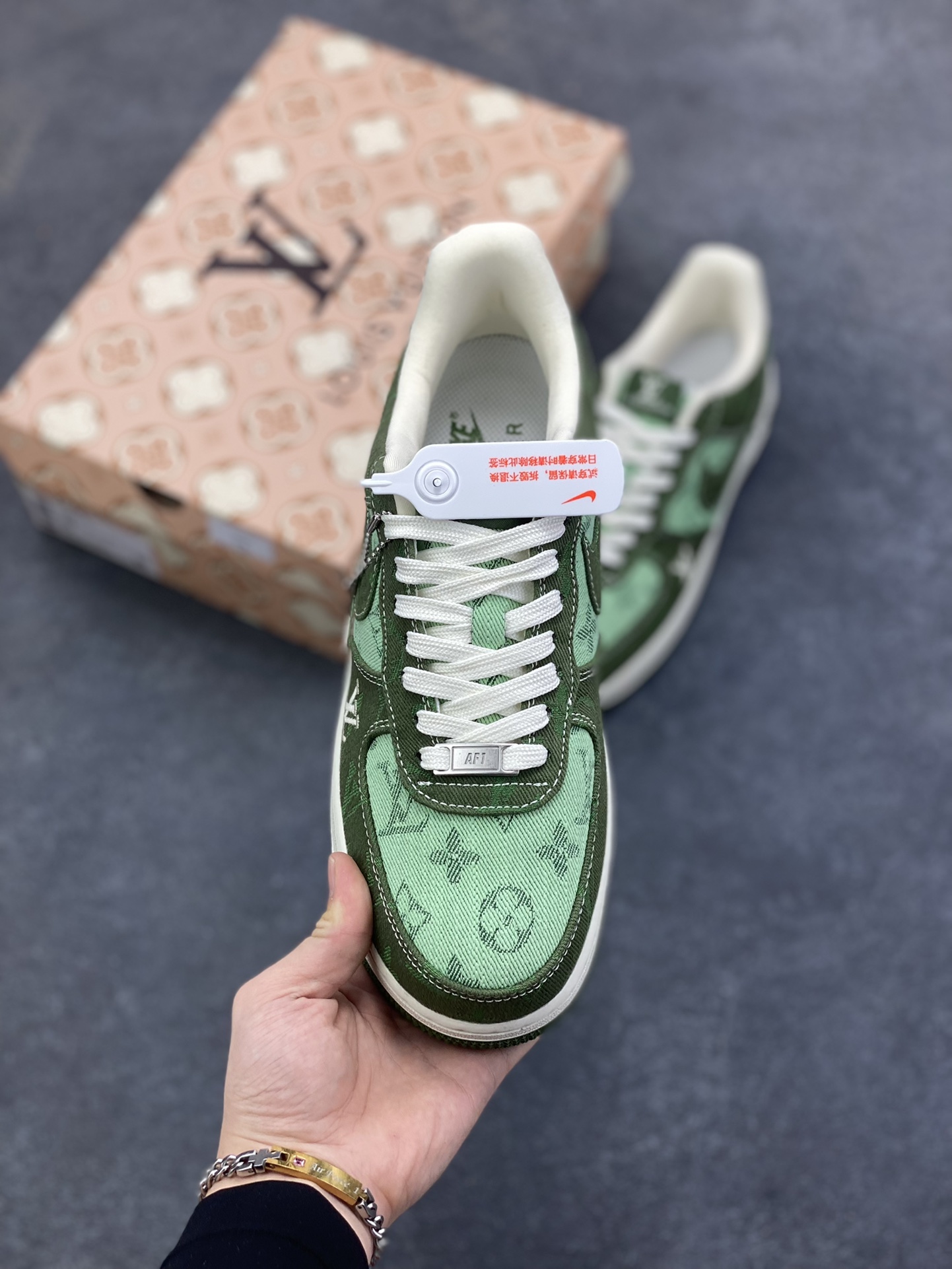 图片[2]-海外量发售！NIke Air Force 1 \’07 Low LV联名–浅绿墨绿空军一号低帮 运动鞋 休闲鞋 折边针车 防水牛仔布双拼 工艺难度大 原楦头原纸板 高端定制鞋盒 原厂鞋底 超高清洁度 细节完美 货号：YF9511-822 尺码：36 36.5 37.5 38 38.5 39 40 40.5 41 42 42.5 43 44 44.5 45-选品中心