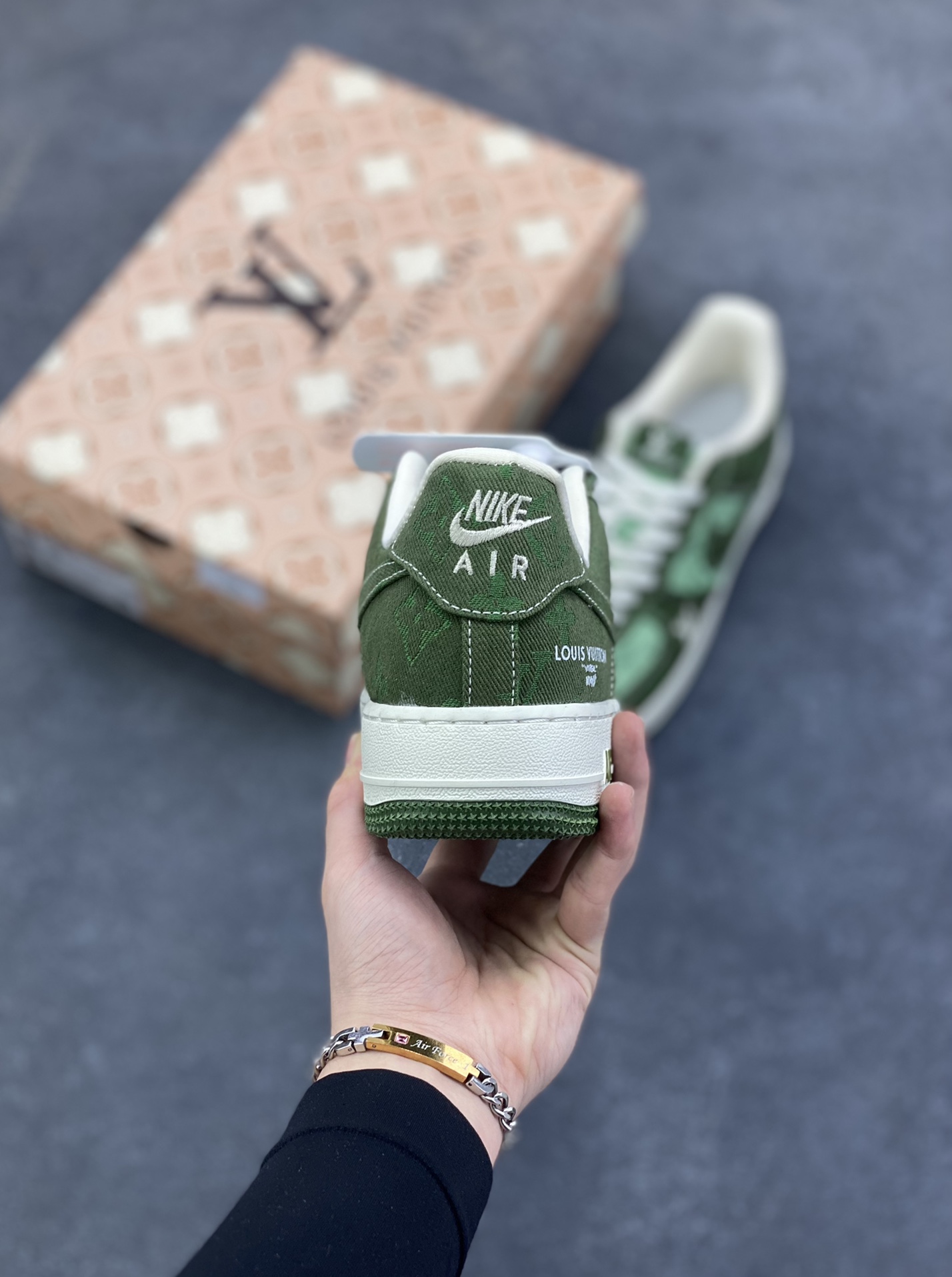 图片[4]-海外量发售！NIke Air Force 1 \’07 Low LV联名–浅绿墨绿空军一号低帮 运动鞋 休闲鞋 折边针车 防水牛仔布双拼 工艺难度大 原楦头原纸板 高端定制鞋盒 原厂鞋底 超高清洁度 细节完美 货号：YF9511-822 尺码：36 36.5 37.5 38 38.5 39 40 40.5 41 42 42.5 43 44 44.5 45-选品中心
