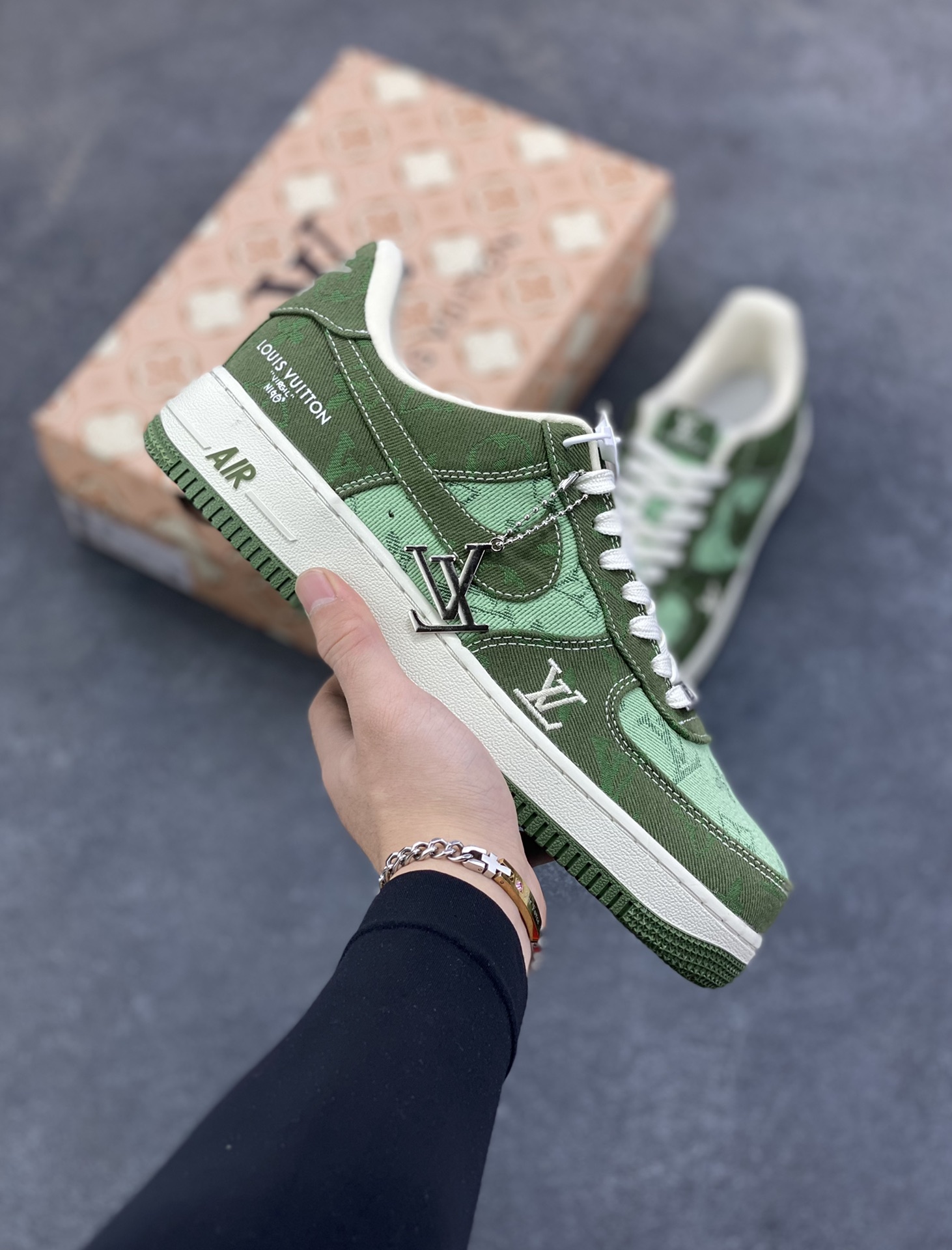 海外量发售！NIke Air Force 1 \'07 Low LV联名--浅绿墨绿空军一号低帮 运动鞋 休闲鞋 折边针车 防水牛仔布双拼 工艺难度大 原楦头原纸板 高端定制鞋盒 原厂鞋底 超高清洁度 细节完美 货号：YF9511-822 尺码：36 36.5 37.5 38 38.5 39 40 40.5 41 42 42.5 43 44 44.5 45-选品中心