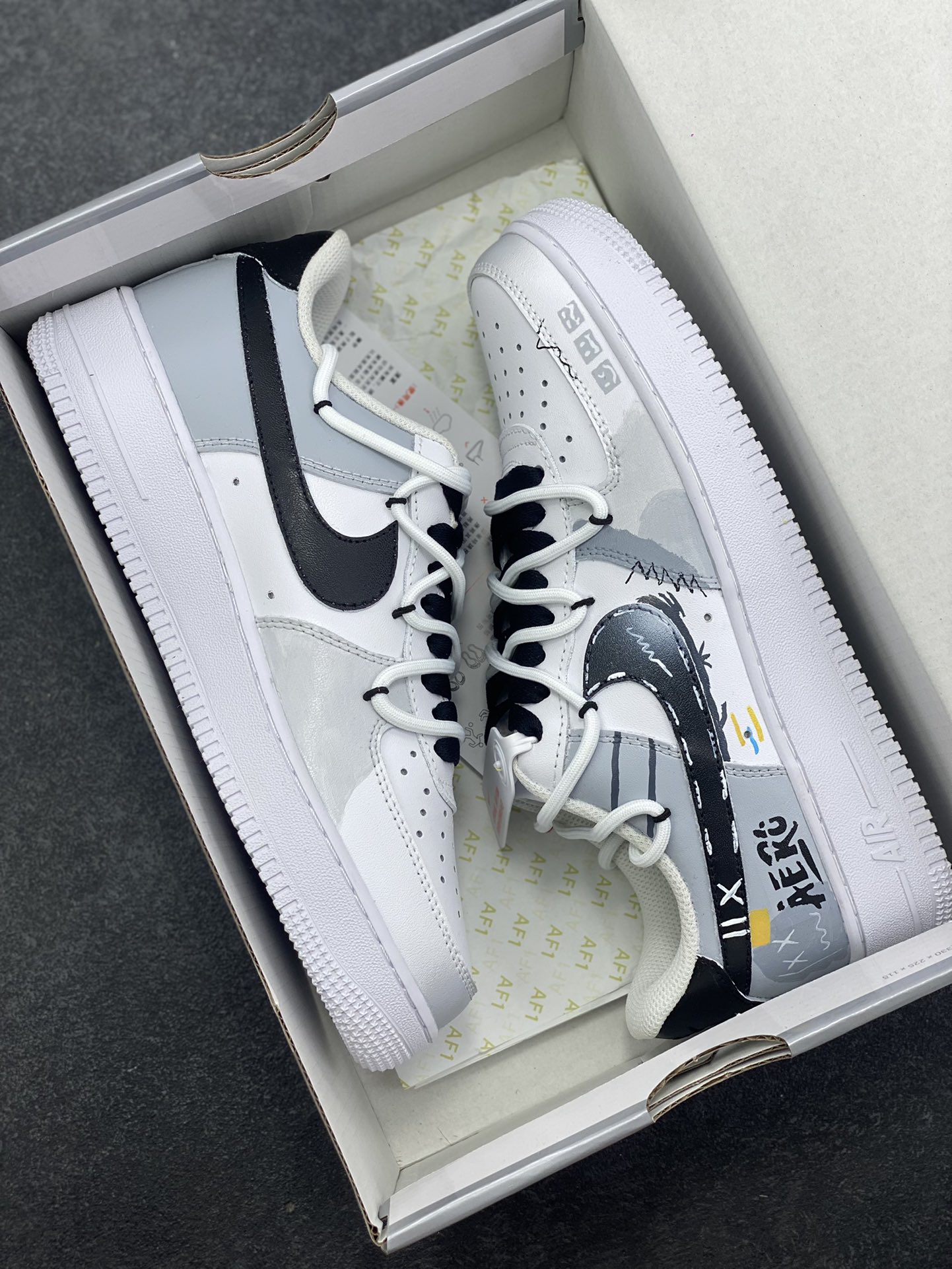图片[9]-【定制球鞋】Nike Air Force 1 暮色信笺 二次元 手绘涂鸦 暗纹 简约高级 潮流百搭 耐磨 低帮 板鞋 男款 灰白工艺难度大 原楦头原纸板 原装鞋盒 定制五金配件 内置全掌气垫 原厂鞋底 货号：CW2288-111 尺码：36 36.5 37.5 38 38.5 39 40 40.5 41 42 42.5 43 44 44.5 45-选品中心