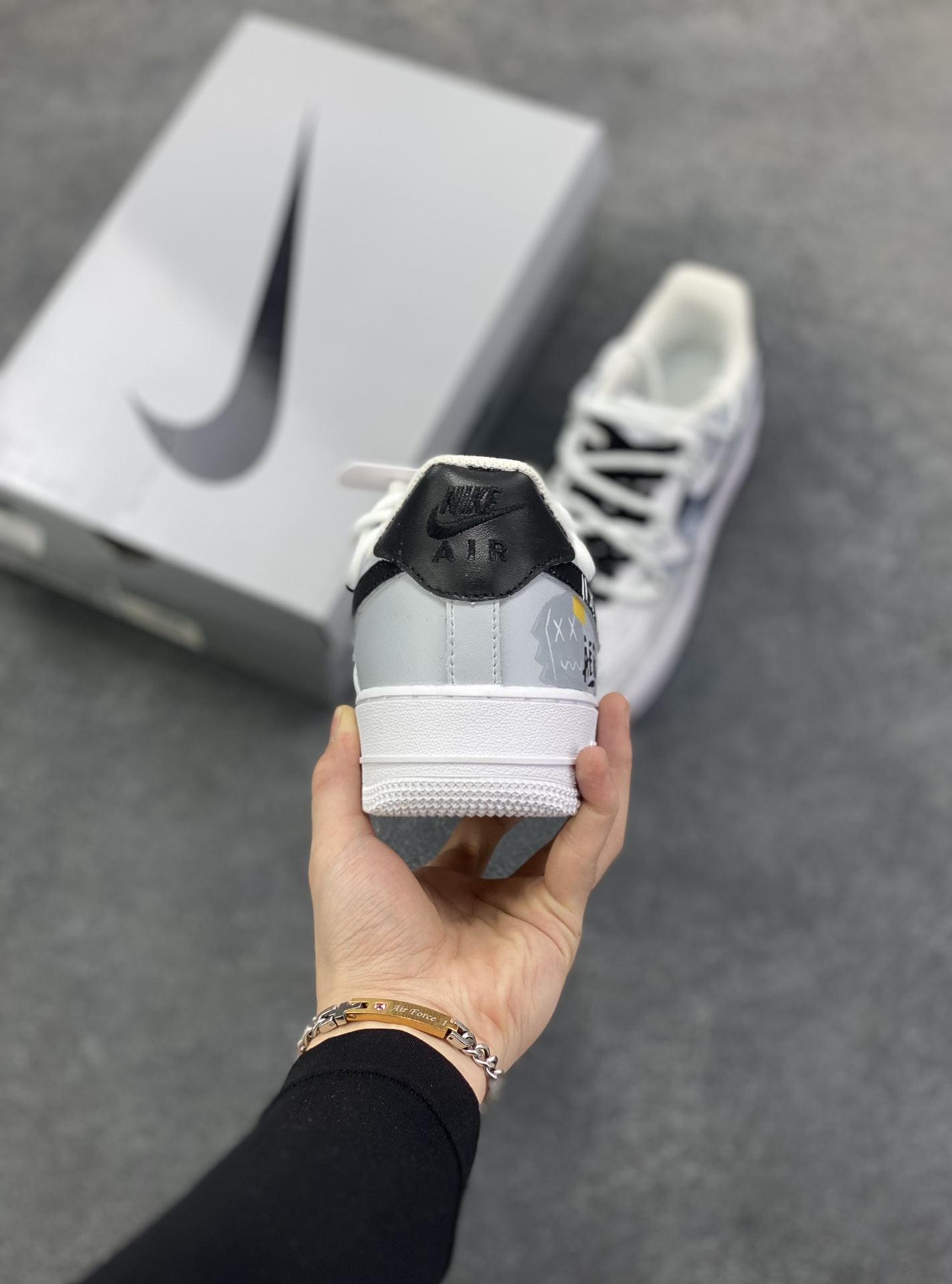 图片[4]-【定制球鞋】Nike Air Force 1 暮色信笺 二次元 手绘涂鸦 暗纹 简约高级 潮流百搭 耐磨 低帮 板鞋 男款 灰白工艺难度大 原楦头原纸板 原装鞋盒 定制五金配件 内置全掌气垫 原厂鞋底 货号：CW2288-111 尺码：36 36.5 37.5 38 38.5 39 40 40.5 41 42 42.5 43 44 44.5 45-选品中心