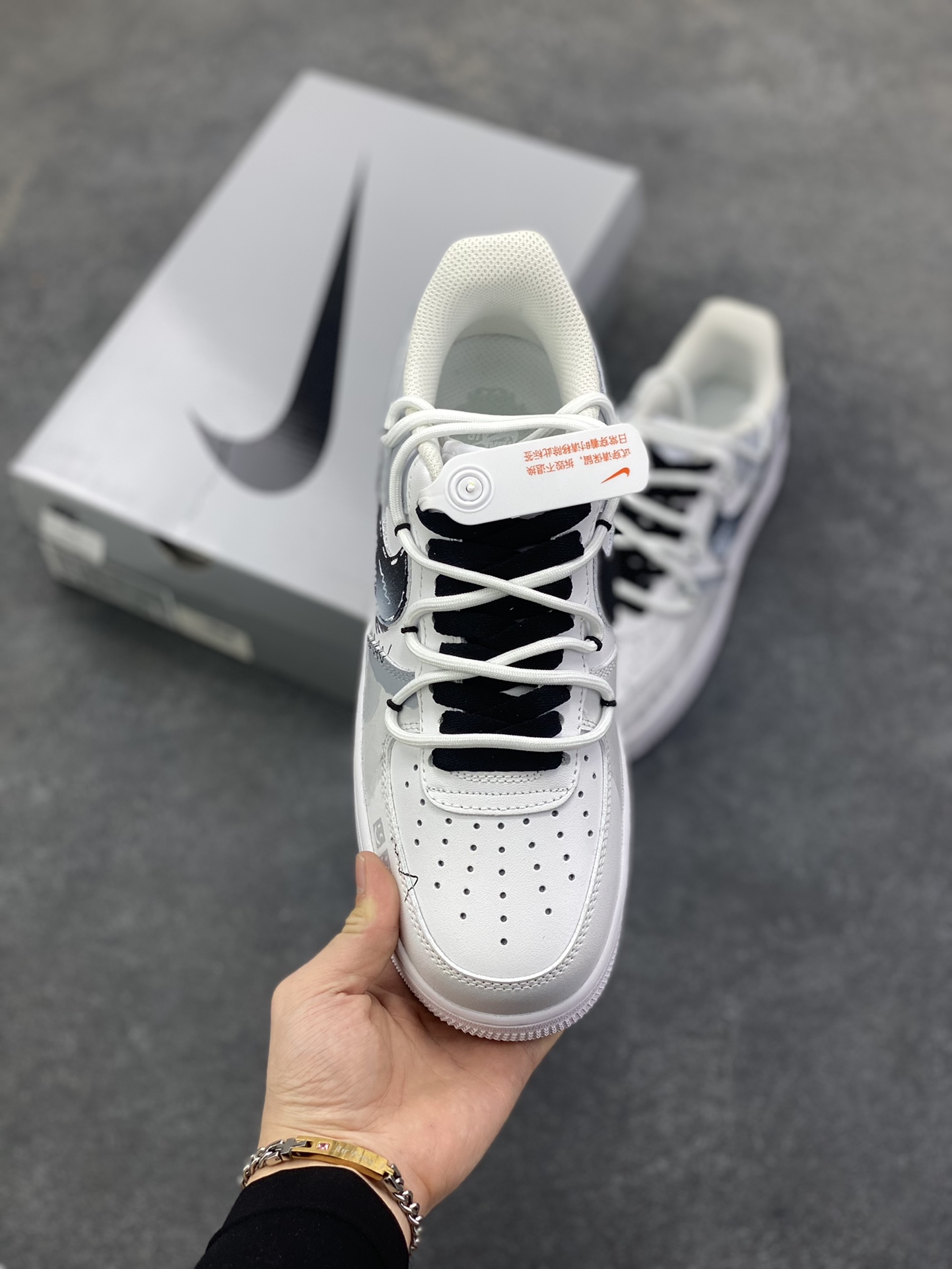 图片[2]-【定制球鞋】Nike Air Force 1 暮色信笺 二次元 手绘涂鸦 暗纹 简约高级 潮流百搭 耐磨 低帮 板鞋 男款 灰白工艺难度大 原楦头原纸板 原装鞋盒 定制五金配件 内置全掌气垫 原厂鞋底 货号：CW2288-111 尺码：36 36.5 37.5 38 38.5 39 40 40.5 41 42 42.5 43 44 44.5 45-选品中心