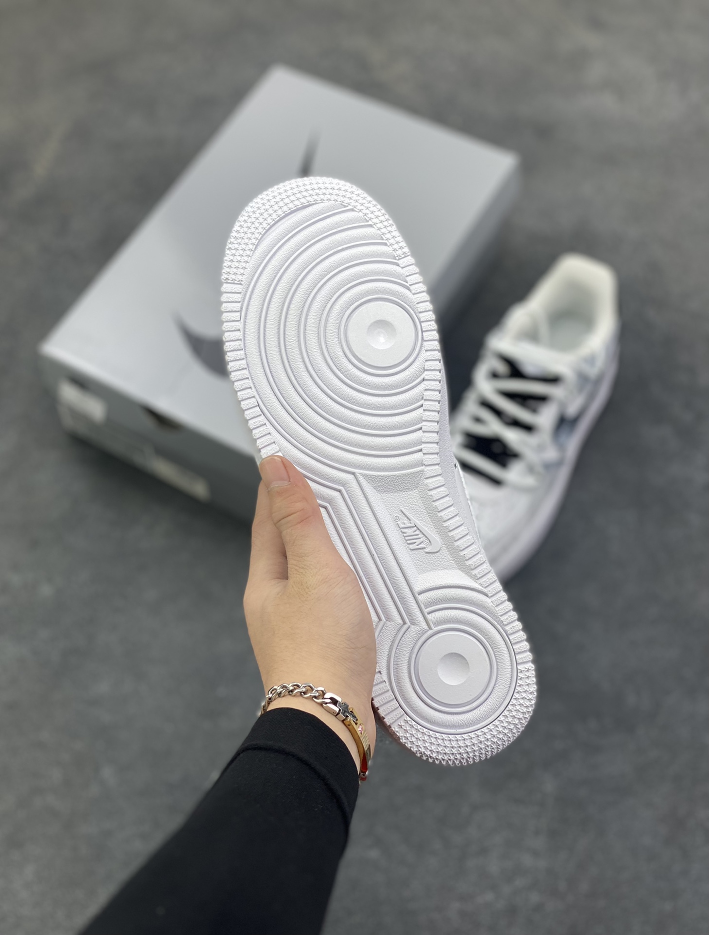 图片[5]-【定制球鞋】Nike Air Force 1 暮色信笺 二次元 手绘涂鸦 暗纹 简约高级 潮流百搭 耐磨 低帮 板鞋 男款 灰白工艺难度大 原楦头原纸板 原装鞋盒 定制五金配件 内置全掌气垫 原厂鞋底 货号：CW2288-111 尺码：36 36.5 37.5 38 38.5 39 40 40.5 41 42 42.5 43 44 44.5 45-选品中心