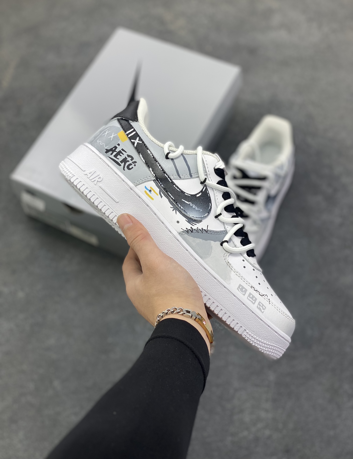 【定制球鞋】Nike Air Force 1 暮色信笺 二次元 手绘涂鸦 暗纹 简约高级 潮流百搭 耐磨 低帮 板鞋 男款 灰白工艺难度大 原楦头原纸板 原装鞋盒 定制五金配件 内置全掌气垫 原厂鞋底 货号：CW2288-111 尺码：36 36.5 37.5 38 38.5 39 40 40.5 41 42 42.5 43 44 44.5 45-选品中心