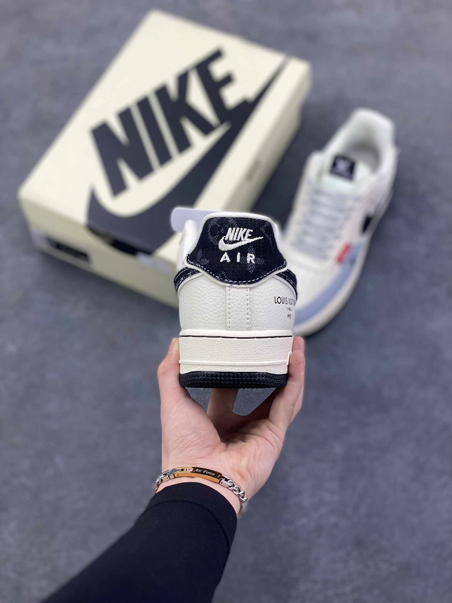 图片[4]-NIke Air Force 1 \’07 Low “LV联名——米黑牛仔勾”空军一号 低帮 运动鞋 休闲鞋 折边针车 工艺难度大 原楦头原纸板 原装鞋盒 定制五金配件 内置全掌气垫 原厂鞋底 货号：DD1982-320 尺码：36 36.5 37.5 38 38.5 39 40 40.5 41 42 42.5 43 44 44.5 45-选品中心