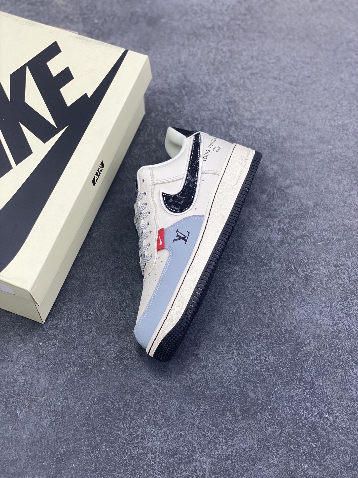 图片[7]-NIke Air Force 1 \’07 Low “LV联名——米黑牛仔勾”空军一号 低帮 运动鞋 休闲鞋 折边针车 工艺难度大 原楦头原纸板 原装鞋盒 定制五金配件 内置全掌气垫 原厂鞋底 货号：DD1982-320 尺码：36 36.5 37.5 38 38.5 39 40 40.5 41 42 42.5 43 44 44.5 45-选品中心