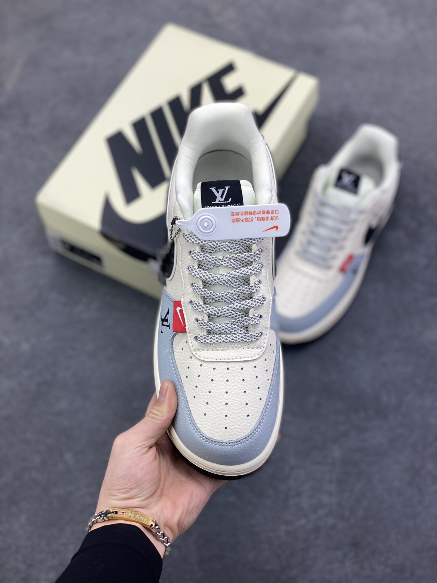 图片[2]-NIke Air Force 1 \’07 Low “LV联名——米黑牛仔勾”空军一号 低帮 运动鞋 休闲鞋 折边针车 工艺难度大 原楦头原纸板 原装鞋盒 定制五金配件 内置全掌气垫 原厂鞋底 货号：DD1982-320 尺码：36 36.5 37.5 38 38.5 39 40 40.5 41 42 42.5 43 44 44.5 45-选品中心