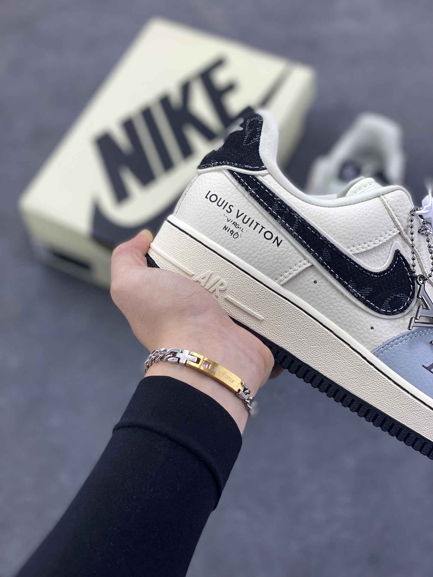 图片[6]-NIke Air Force 1 \’07 Low “LV联名——米黑牛仔勾”空军一号 低帮 运动鞋 休闲鞋 折边针车 工艺难度大 原楦头原纸板 原装鞋盒 定制五金配件 内置全掌气垫 原厂鞋底 货号：DD1982-320 尺码：36 36.5 37.5 38 38.5 39 40 40.5 41 42 42.5 43 44 44.5 45-选品中心