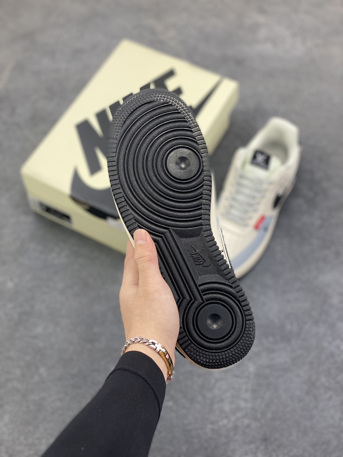 图片[5]-NIke Air Force 1 \’07 Low “LV联名——米黑牛仔勾”空军一号 低帮 运动鞋 休闲鞋 折边针车 工艺难度大 原楦头原纸板 原装鞋盒 定制五金配件 内置全掌气垫 原厂鞋底 货号：DD1982-320 尺码：36 36.5 37.5 38 38.5 39 40 40.5 41 42 42.5 43 44 44.5 45-选品中心