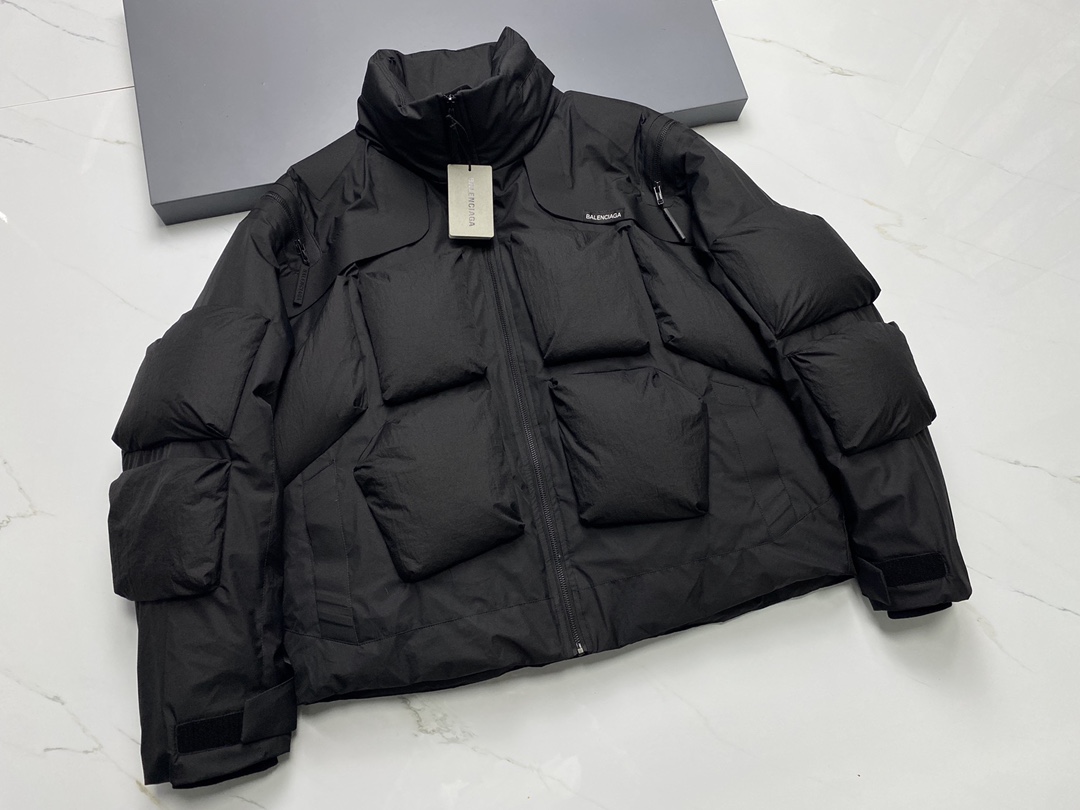 NO:638770,BLCG//Heavy silhouette functional velvet jacket for men and women. It is made of matte black technical fabric, which is both windproof and waterproof. Every quilting is like an architectural texture, embodying 'functional aesthetics'. The simple and neat brand logo on the front shows off the identity in a low-key manner, while the oversized letter print on the back is the attitude statement of street fashionistas. It balances high-end texture and trendy tension between stillness and movement. Japanese standard 90 white goose down filling  Size: M-XXXL, Balenciaga-clothing, balenciaga, alexander wang19860909BLCG//男女同款重磅廓形机能风鹅绒服 它采用哑光黑科技面料,兼具防风防水性能,每一处绗缝都似建筑肌理,将“机能美学”具象化.正面简约利落的品牌标识低调彰显身份,背面超大字母印花则是街头潮人的态度宣言,一静一动间,平衡高级质感与潮流张力. 日标90白鹅绒填充 尺码:M-XXXL,巴黎世家-服装,balenciaga,alexander wang,Women's clothing