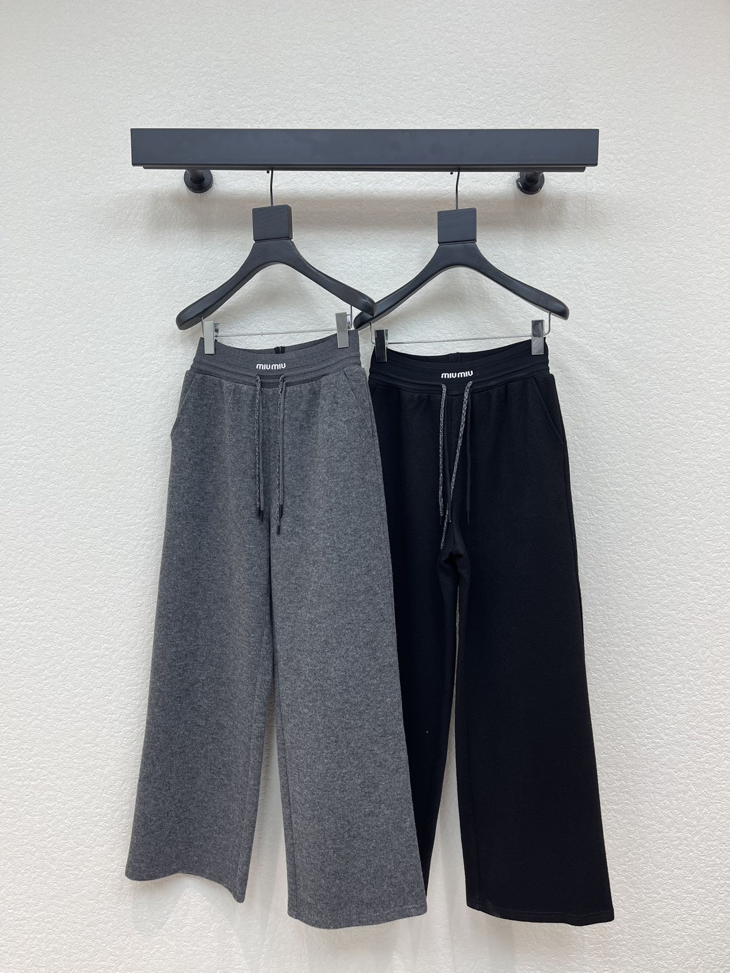 NO:576716,MiuMi*25 new drawstring elastic waist casual pants. High-quality fabric texture, soft, delicate and comfortable. Contrast color letter webbing, low-key luxury, age-reducing girlhood!  A must-have artifact for Bai Fumei!  The classic version is versatile and easy to wear. It is highly recommended to keep it for yourself!  The quality of workmanship depends on the details SML,,miumiu,alexander wang19860909MiuMi*25新款抽绳松紧腰头休闲裤 高品质面料质感柔软细腻舒适. 撞色字母织带 低调奢华 减龄少女时代！白富美必备神器！ 经典版型百搭不挑人 强烈推荐自留款！ 做工品质看细节 SML,,miumiu,alexander wang,Women's clothing