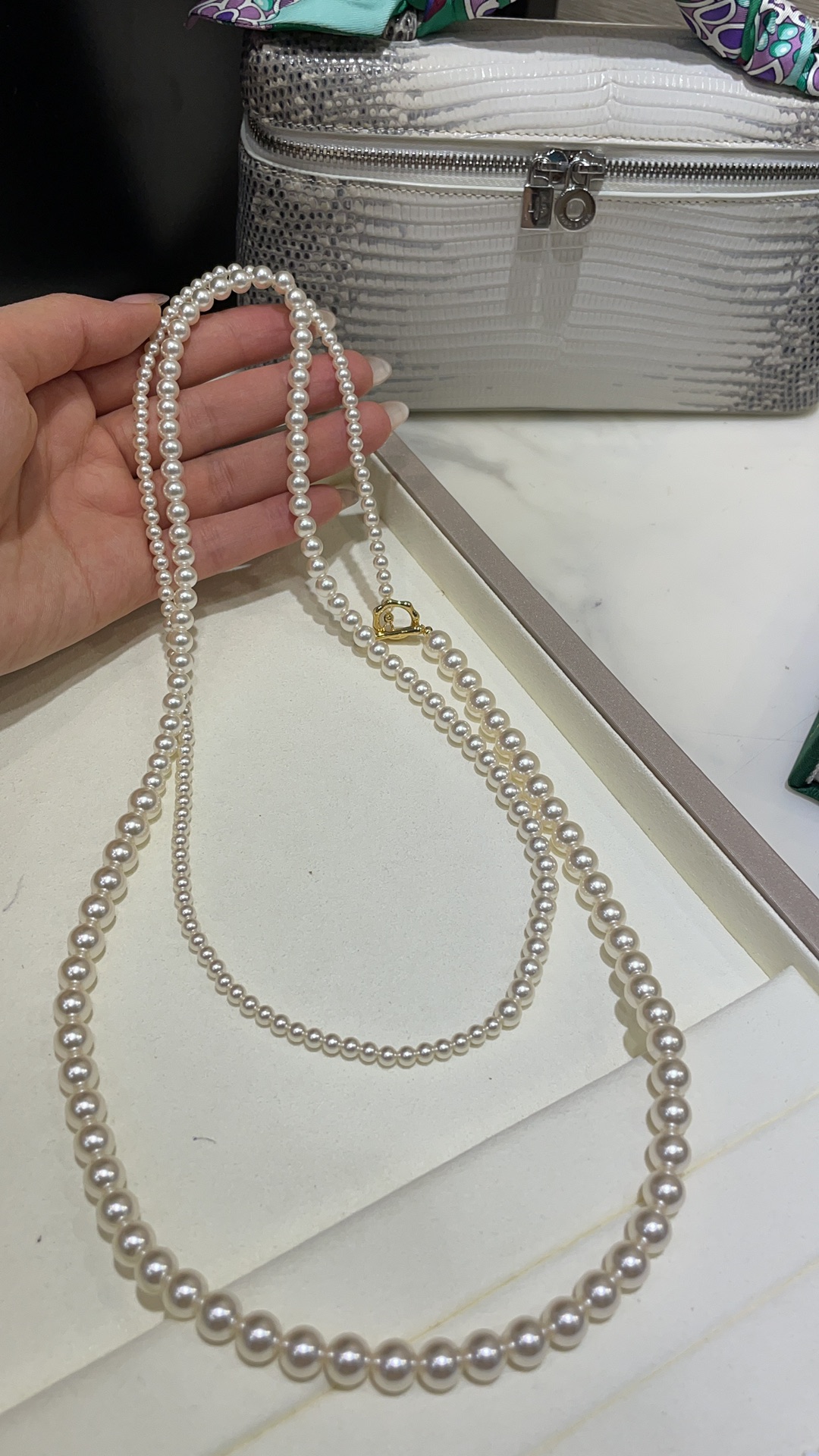 NO:635640,Ouyang Nana's same model, large and small gradient pearl sweater chain, artificial pearls (not real pearls), pearlescent, warm and lustrous, layered, super long 120cm, multiple wearing effects, a must-have artifact that is easy to match all year round, sweaters, high-end Cartier jewelry19860909欧阳娜娜同款 大小渐变珍珠毛衣链 人造珍珠（非真珠） 珠光宝气 颗颗温润光泽 叠戴层次感,超长120cm 多种佩戴效果 一年四季超好搭配的必备神器,,sweaters,卡迪亚高端饰品,Jewelry