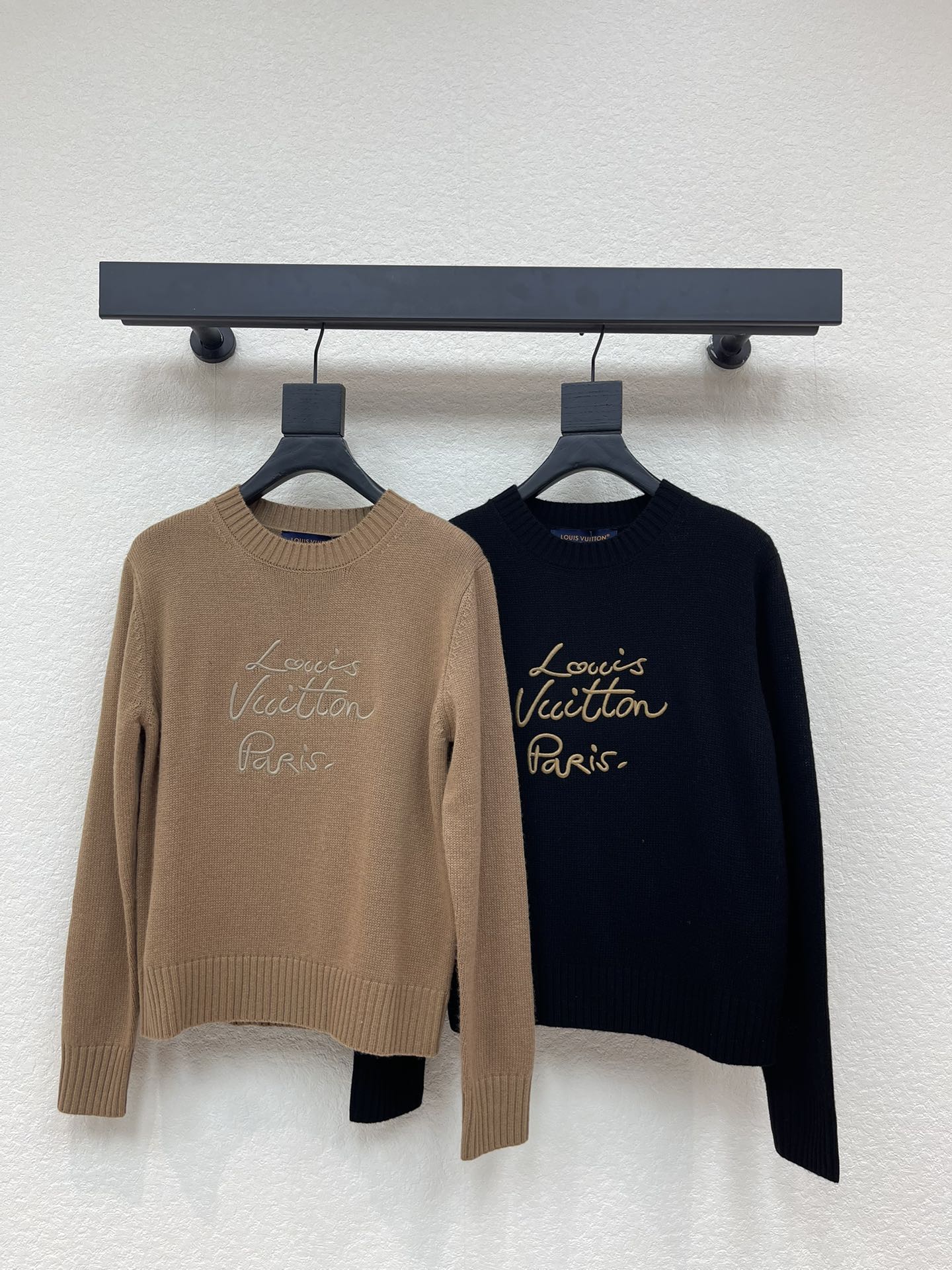 NO:576459,LOUIS VUI*TON 25 new autumn and winter round neck embroidered letter logo knitted long-sleeved sweater!  Customized YB wool knitted material, high-end texture, comfortable and soft, threaded edges on the collar and cuffs echoing the hem, three-dimensional embroidered letter logo and micro-label design on the chest, highlighting the brand tone, wool knitted fabric, warm and comfortable, regular fit, simple and versatile for daily use in autumn and winter!  SML,,louis vuitton,sweaters,alexander wang19860909LOUIS VUI*TON 25秋冬新款圆领刺绣字母logo针织长袖毛衣！定制YB羊毛针织材质 质感高级 舒适柔软 领口袖口螺纹包边与衣摆相呼应 胸前立体刺绣字母logo微标设计 彰显品牌调性 羊毛针织面料 保暖舒适 常规版型 秋冬日常简约百搭款！SML,,louis vuitton,sweaters,alexander wang,Women's clothing