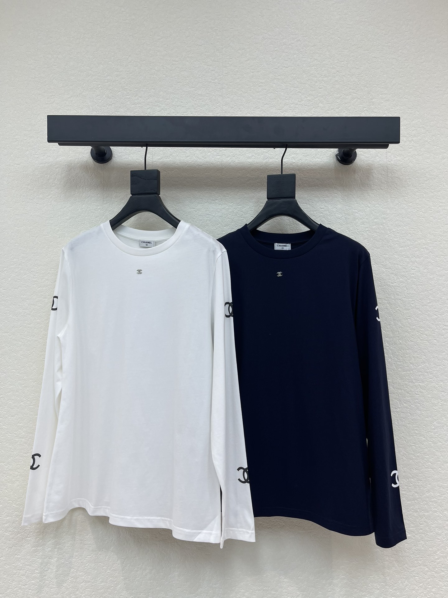 NO:576461,Chane*25 early autumn new loose logo long-sleeved top. Customized YB twill cotton material, fine texture, comfortable to wear, loose long-sleeved top cut, decorated with rhinestone double C metal logo decoration in the center of the chest, echoing the printing on the sleeves and back, highlighting the brand style, full of elasticity and relaxation, visually narrow and elongated, slim and slim, and stylish when worn alone or inside. SML,,chanel,alexander wang19860909Chane*25早秋新款宽松徽标长袖上衣.定制YB斜纹全棉材质,质感细腻,穿搭舒适,宽松长袖上衣裁剪,胸口居中位置点缀水钻双C金属徽标装饰,与两袖和背部印花呼应,凸显品牌格调,弹性松弛感十足,视觉收窄拉长,修身显瘦,单穿内搭都出彩时髦.SML,,chanel,alexander wang,Women's clothing