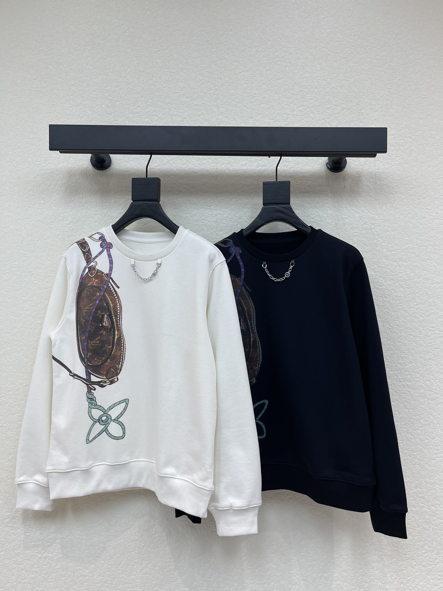 NO:576567,Louis Vuitto*25 new chain-printed round-neck sweatshirt. It’s very dense and feels great. It’s a really hard-working piece!  !  Regular fit with perfect details!  The upper body is not picky at all, simple and generous, and instantly improves your temperament. Popular recommendations, SML, Louis Vuitton, hoodie, sweatshirts, alexander wang19860909Louis Vuitto*25新款链条印花圆领卫衣. 密度很高手感超好 真的费劲心血的一款！！细节完美常规版型！上身完全不挑人简单大方,瞬间提升气质 爆款推荐,SML,,louis vuitton,hoodie,sweatshirts,alexander wang,Women's clothing