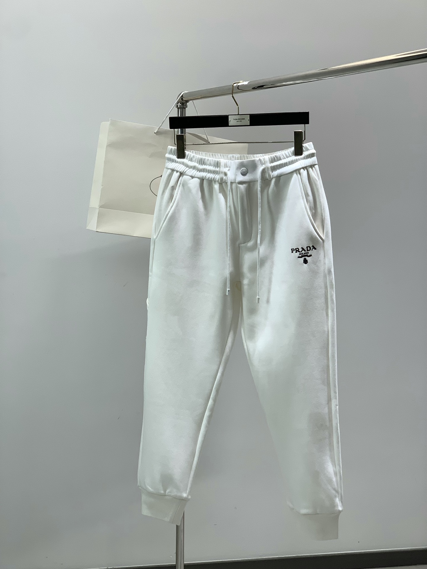 NO:599741,, PRADA Prada, the latest winter products, available at counters simultaneously, fashionable casual velvet trousers, imported original fabrics, extremely complex workmanship, the only channel that can be used as a purchasing agent, top-notch printing technology letter pattern logo, original hardware accessories decoration, extremely high-grade, comfortable and versatile, handsome and stylish upper body, 3 colors recommended, size M-3XL,, prada, prada, alexander wang19860909,PRADA 普拉达,冬季最新品,专柜同步有售,时尚休闲绒长裤,进口原版面料,做工极为复杂,唯一可以做代购级别的渠道狠货,顶级印胶工艺字母图案logo,原版五金辅料装饰,档次极高,舒适百搭,上身帅气有型,3色推荐,码数M-3XL,,prada,prada,alexander wang,Men's clothing