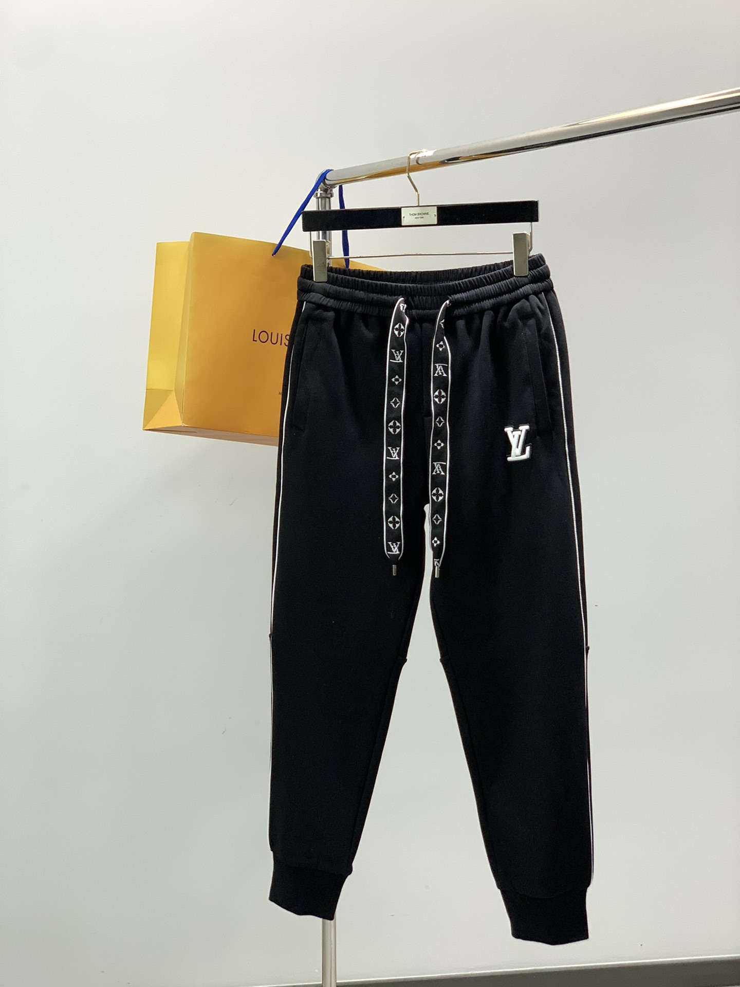 NO:599744,, LouisVuitton Louis Vuitton, the latest winter model, available at the counter simultaneously, original order, fashionable casual velvet trousers, the upper body is very unique!  Eye-catching and bright, imported original fabrics, top embroidery crafts letter pattern decoration Logo, original hardware accessories decoration, simple yet fashionable, classic atmosphere, comfortable and breathable, handsome and stylish upper body, 2 colors recommended, size M-3XL,, louis vuitton, louis vuitton, alexander wang19860909,LouisVuitton 路易威登,冬季最新款,专柜同步有售,原单狠货,时尚休闲绒长裤,上身很有特点！吸睛而有亮点,进口原版面料,顶级刺绣工艺字母图案装饰Logo,原版五金辅料装饰,简单而不失时尚,经典大气,舒适透气,上身帅气有型,2色推荐,码数M-3XL,,louis vuitton,louis vuitton,alexander wang,Men's clothing