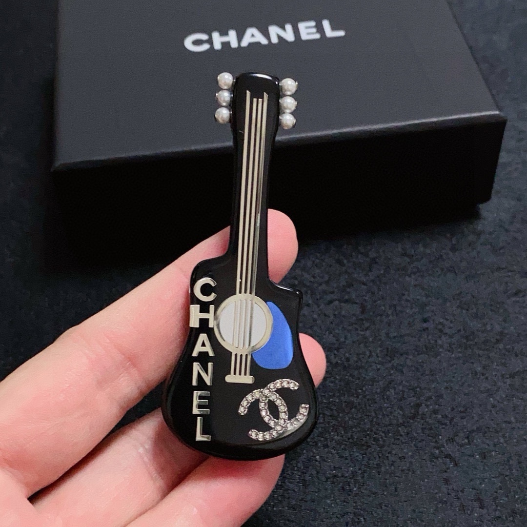 NO:582392,CHANEL Xiaoxiang The latest high version of the imported acrylic guitar diamond-encrusted colorful Chanel brooch is the accessory that understands women best. Women who devote all their efforts to being themselves tend to cherish the meaning of the brooch more. Ms. Chanel pinned the brooch on her hat and told the fashionable ladies who imitated her [The brooch is very practical. It can be pinned on the collar of a suit, on a pocket, on a hat, on a belt or on an evening dress. Boutique jewelry, chanel, chanel, business  suit, brooch, breastpin, hats19860909CHANEL小香 最新款高版本进口亚克力吉他镶钻彩色香奈儿胸针,是最懂女人的饰物.那些倾注了全部心血去做自己的女人,往往更珍惜胸针的意义.香奈儿女士把胸针别在帽子上,并告诉那些模仿她的时髦女士们[胸针可是非常实用,它可以别在西装领上、口袋上、帽子上、腰带上或者是晚礼服上,饰品精品,chanel,chanel,business suit,brooch，breastpin,hats,Jewelry