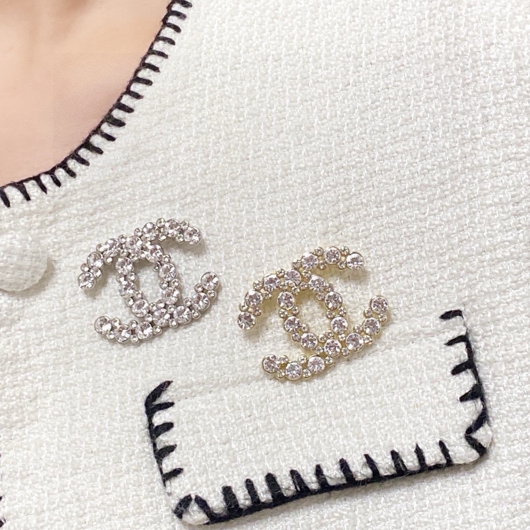 NO:582394,CHANEL Xiaoxiang's new counters are synchronized with the new Chanel brooch, which is the accessory that best understands women. Women who devote all their efforts to being themselves tend to cherish the meaning of the brooch more. Ms. Chanel pinned the brooch on her hat and told the fashionable ladies who imitated her [Broches are very practical. They can be pinned on the collar of a suit, on a pocket, on a hat, on a belt or on an evening dress. Boutique jewelry, chanel, chanel, business  suit, brooch, breastpin, hats19860909CHANEL小香 专柜新款同步上新香奈儿胸针,是最懂女人的饰物.那些倾注了全部心血去做自己的女人,往往更珍惜胸针的意义.香奈儿女士把胸针别在帽子上,并告诉那些模仿她的时髦女士们[胸针可是非常实用,它可以别在西装领上、口袋上、帽子上、腰带上或者是晚礼服上,饰品精品,chanel,chanel,business suit,brooch，breastpin,hats,Jewelry
