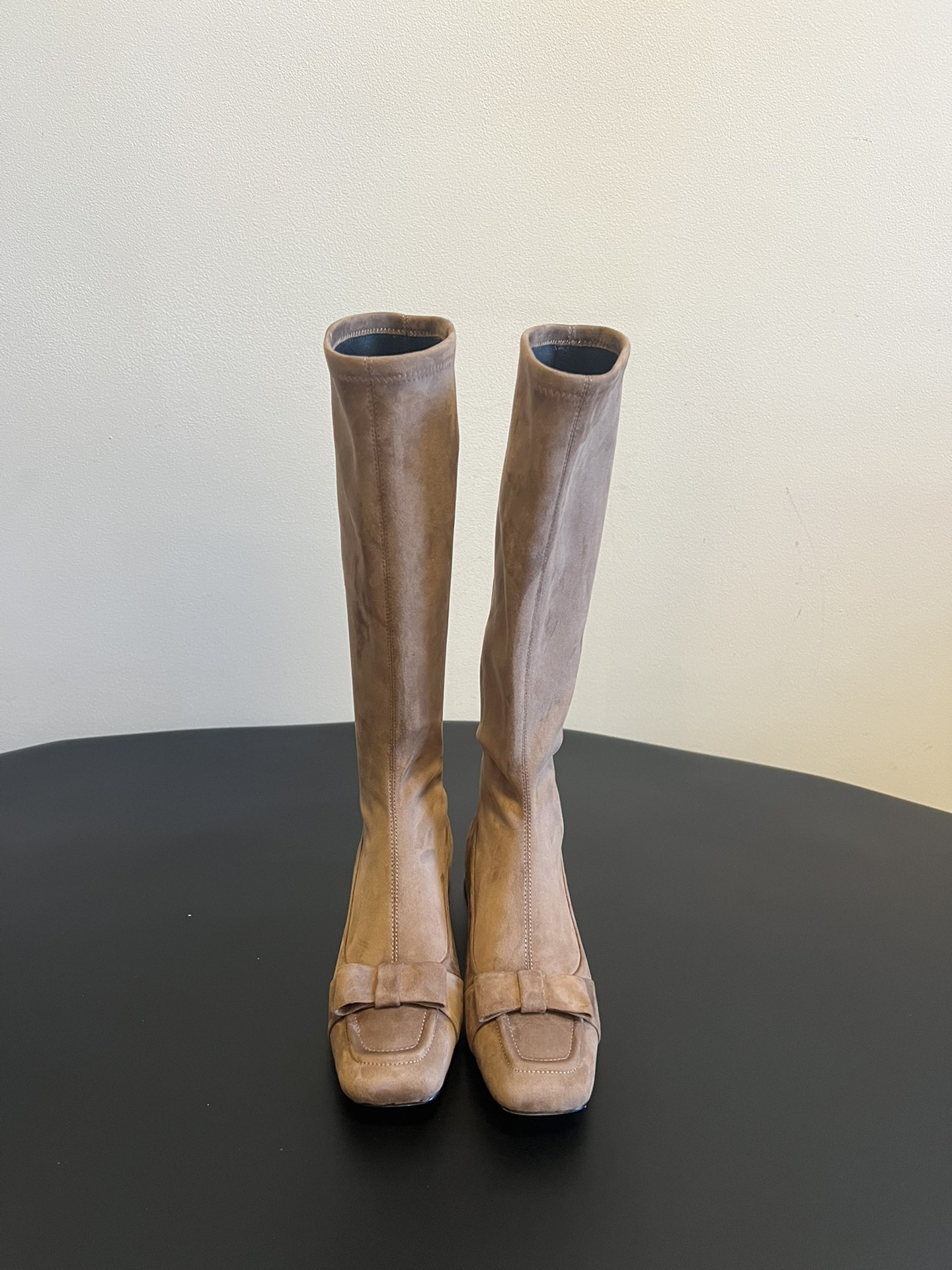 NO:625579,The row 25ss retro bow boots continue the brand's 'minimalist luxury' style. The boot shape is slender and smooth, fitting the leg line, visually extending, and easily creating a 'long-leg' effect. The toe is decorated with a delicate bow, injecting soft elements into the minimalist design, balancing toughness and elegance; the boot height is moderate, suitable for a variety of trousers and skirts.  Made of high-grade leather and suede materials, the texture is exquisite and luxurious, and Italian shoemaking technology ensures a crisp fit and comfortable wearing. The color selection is calm and elegant, versatile and not easy to go out of style; the low-heeled design takes into account both comfort and style, and can be suitable for daily commuting, casual outings and other scenarios, interpreting the brand's low-key and high-end fashion language. Material: Elastic leather/elastic velvet Lined sheepskin Outsole Italian leather outsole 4cm higher  Size 35/40 (40 is custom-made and cannot be returned or exchanged), boots, boots, skirts, sheepskin, Leather soles19860909The row 25ss复古蝴蝶结长筒靴 延续品牌“极简奢华”的风格,靴型修长流畅,贴合腿部线条,视觉上极具延伸感,轻松打造“大长腿”效果.鞋头处装饰精致蝴蝶结,为极简设计注入柔美元素,平衡硬朗与优雅；靴筒高度适中,适配多种裤装、裙装搭配. 采用高级皮革和绒面革材质,质感细腻奢华,意大利制鞋工艺确保版型挺括、穿着舒适.色彩选择沉稳大气,百搭且不易过时；低跟设计兼顾舒适度与造型感,可适配日常通勤、休闲出街等多种场景,诠释品牌低调而高级的时尚语言. 材质弹力皮/弹力绒 内里羊皮 大底意大利真皮大底 增高4cm 码数35/40（40定做不退不换）,靴子,boots,skirts,sheepskin,Leather soles,Women's Shoes