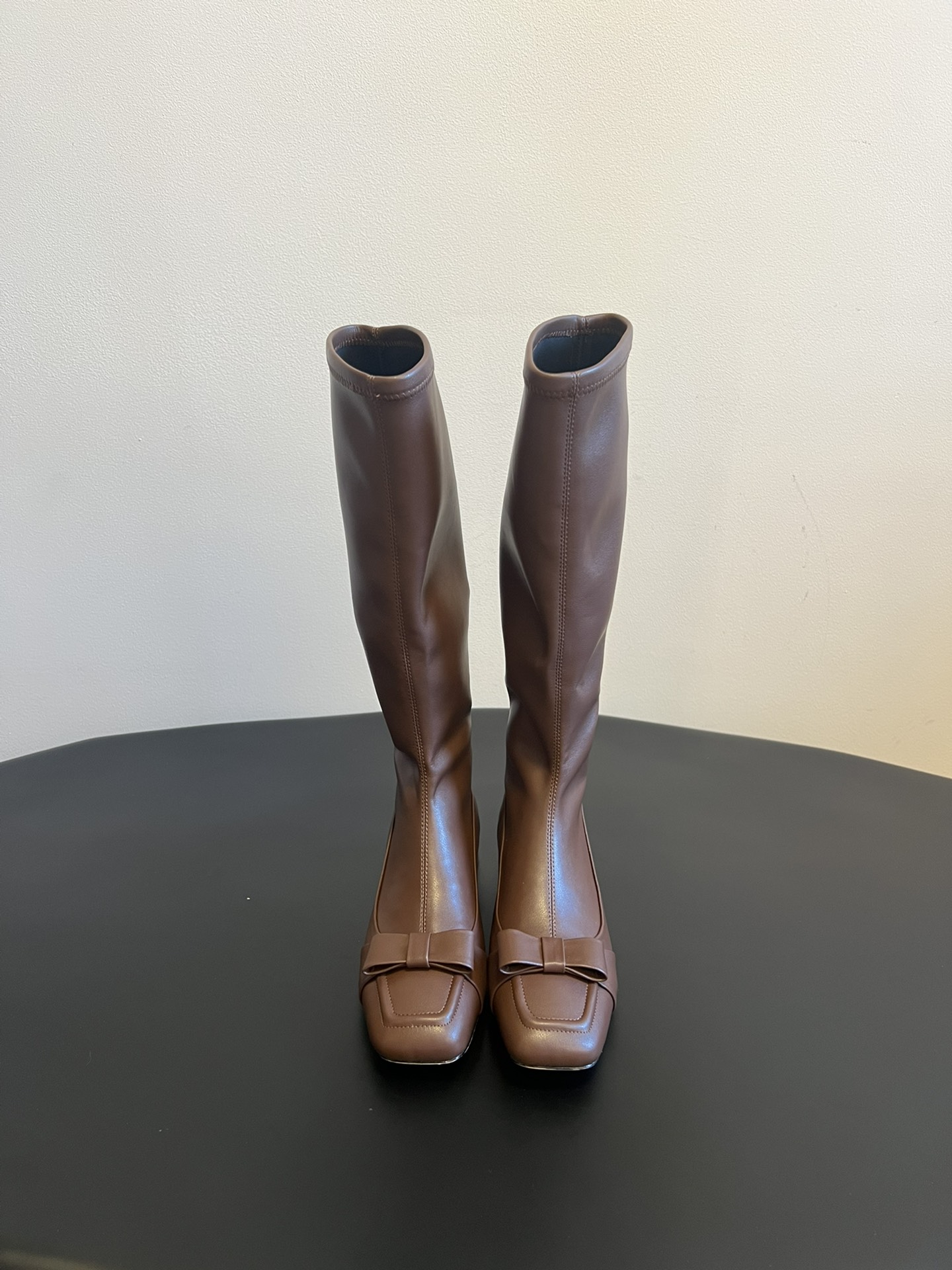 NO:625602,The row 25ss retro bow boots continue the brand's 'minimalist luxury' style. The boot shape is slender and smooth, fitting the leg line, visually extending, and easily creating a 'long-leg' effect. The toe is decorated with a delicate bow, injecting soft elements into the minimalist design, balancing toughness and elegance; the boot height is moderate, suitable for a variety of trousers and skirts.  Made of high-grade leather and suede materials, the texture is exquisite and luxurious, and Italian shoemaking technology ensures a crisp fit and comfortable wearing. The color selection is calm and elegant, versatile and not easy to go out of style; the low-heeled design takes into account both comfort and style, and can be suitable for daily commuting, casual outings and other scenarios, interpreting the brand's low-key and high-end fashion language. Material: Elastic leather/elastic velvet Lined sheepskin Outsole Italian leather outsole 4cm higher  Size 35/40 (40 is custom-made and cannot be returned or exchanged), boots, boots, skirts, sheepskin, Leather soles19860909The row 25ss复古蝴蝶结长筒靴 延续品牌“极简奢华”的风格,靴型修长流畅,贴合腿部线条,视觉上极具延伸感,轻松打造“大长腿”效果.鞋头处装饰精致蝴蝶结,为极简设计注入柔美元素,平衡硬朗与优雅；靴筒高度适中,适配多种裤装、裙装搭配. 采用高级皮革和绒面革材质,质感细腻奢华,意大利制鞋工艺确保版型挺括、穿着舒适.色彩选择沉稳大气,百搭且不易过时；低跟设计兼顾舒适度与造型感,可适配日常通勤、休闲出街等多种场景,诠释品牌低调而高级的时尚语言. 材质弹力皮/弹力绒 内里羊皮 大底意大利真皮大底 增高4cm 码数35/40（40定做不退不换）,靴子,boots,skirts,sheepskin,Leather soles,Women's Shoes