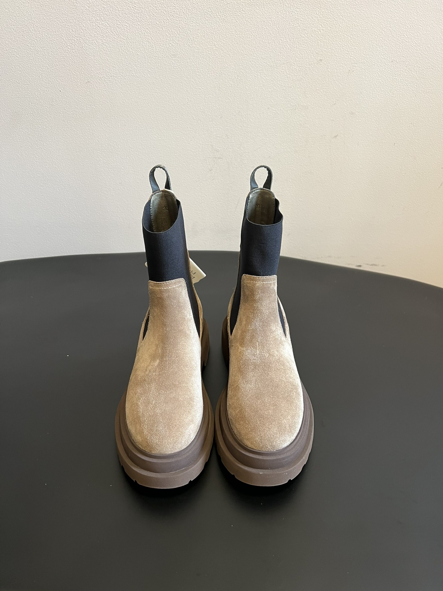 NO:593621,Purchasing-grade Brunello Cucinell* ss25 retro bead chain stitching Chelsea boots are made of high-grade leather and suede, originating in Italy, with exquisite craftsmanship and luxurious texture. Some styles incorporate the brand's iconic Monili beads to add a sense of exquisite design. They are simple and elegant, with calm colors, and can be easily adapted to various wearing scenarios such as leisure and commuting, interpreting the brand's aesthetic concept of 'low-key luxury'.  Classic Chelsea boot shape, with elastic fabric splicing on the side, which not only ensures the convenience of putting on and taking off, but also improves the fit and comfort; the heel is equipped with a pull-tab design to facilitate quick putting on and taking off. It is equipped with a thick rubber outsole, about 3-4 cm thick, which has both support and grip, and can also visually modify the proportion of the leg shape. The upper is imported fetal cow wool, and the lining is imported mixed sheepskin. The original molded outsole is 5.5cm higher.  size 35-40 (customized sizes 40 are non-refundable), boots, brunello cucinelli, boots, sheepskin19860909代购级 Brunello Cucinell* ss25复古珠链拼接切尔西靴 采用高级皮革和绒面革制作,意大利原产,工艺精湛,质感奢华；部分款式融合品牌标志性的Monili珠饰,增添精致设计感.简约大气,色彩沉稳,可轻松适配休闲、通勤等多种穿搭场景,诠释品牌“低调奢华”的美学理念. 经典切尔西靴型,鞋侧配弹性织物拼接,既保证穿脱便捷性,又提升贴合度与舒适度；鞋跟处设拉环设计,方便快速穿脱.搭载厚底橡胶大底,厚度约3-4厘米,兼具支撑性与抓地力,视觉上还能修饰腿型比例. 鞋面进口胎牛绒 内里进口混种羊皮 大底原版开模大底 增高5.5cm size35-40码（40码定制不退换）,靴子,brunello cucinelli,boots,sheepskin,Women's Shoes