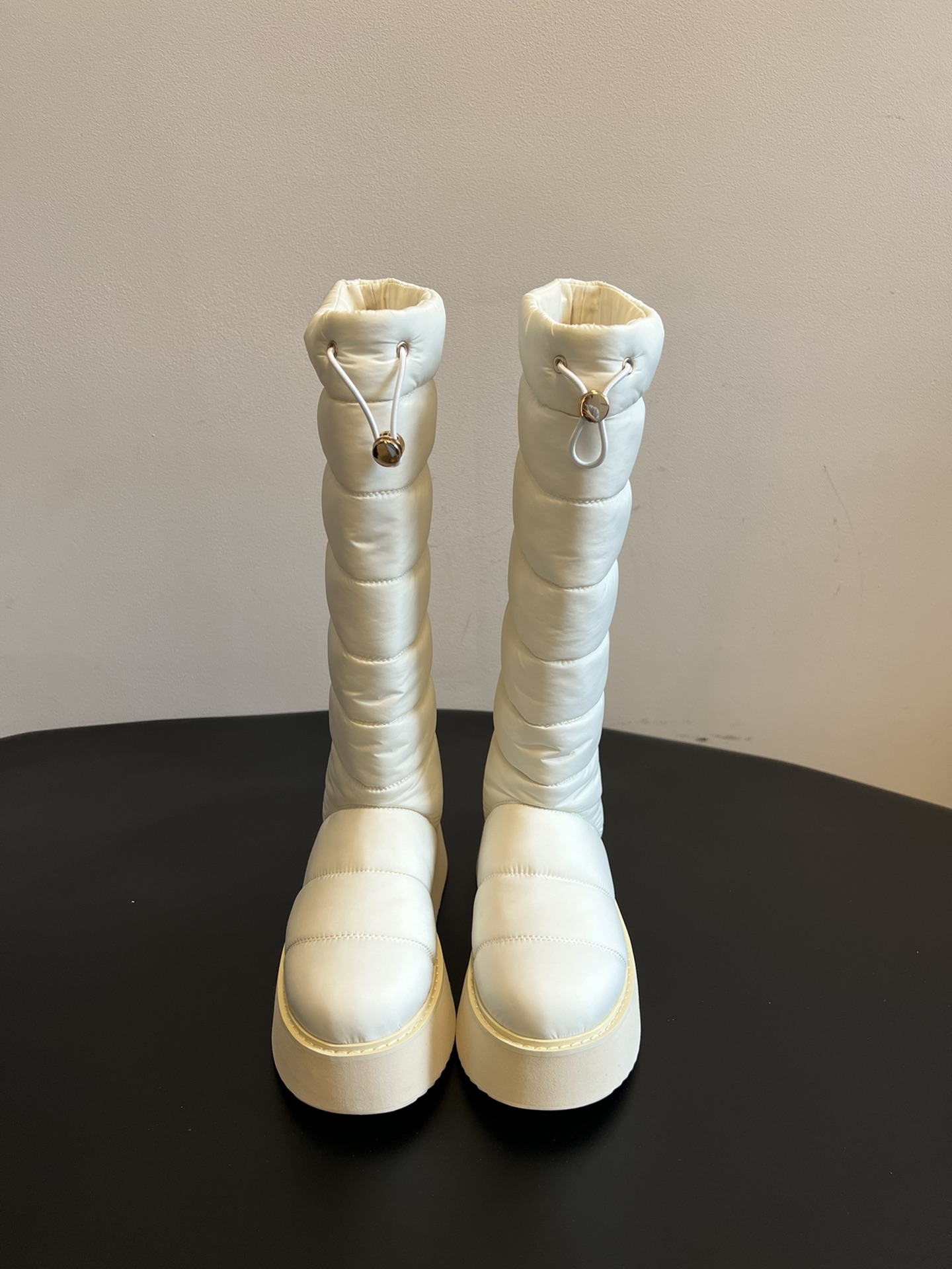 NO:593360,INUIKII 25ss new waterproof down snow boots are designed with down filling, forming a warm cabin inside the boots, which can effectively resist severe cold and are suitable for wearing in low-temperature environments in winter. The uppers are made of waterproof fabrics and are equipped with anti-slip rubber outsoles, which have strong grip on snowy and slippery roads and avoid the risk of slipping. The drawstring at the boot opening can be flexibly adjusted to prevent cold wind from entering, and can adjust the boot shape according to the needs of the wearer.  The overall design is light and does not feel heavy when worn. At the same time, the internal space is loose and does not squeeze the feet, so it is not easy to get tired after long walks. The classic colors such as black and white are simple and elegant, and the short and mid-cut styles are suitable for a variety of trousers, which are both functional and trendy. Material waterproof down Cloth lining Outsole Original molded outsole Increased 8cm Size 35/40 (40 is custom-made and cannot be returned or exchanged), snow boots, boots, down jacket19860909INUIKII 25ss新款防水羽绒雪地靴 采用羽绒填充设计,靴内形成温暖舱室,能有效抵御严寒,适合冬季低温环境穿着.鞋面选用防水面料,搭配防滑橡胶大底,应对雪地、湿滑路面时抓地力强,避免打滑风险.靴口处的抽绳可灵活调节松紧,既能防止寒风灌入,又能根据穿搭需求调整靴型轮廓. 整体设计轻盈,穿着时无沉重感,同时内部空间宽松,不挤压脚部,长时间行走也不易疲劳.黑白等经典配色简约大气,短筒与中筒款型适配多种裤装,兼具功能性与潮流感. 材质防水羽绒 内里布面 大底原版开模大底 增高8cm 码数35/40（40定做不退不换）,雪地靴,boots,down jacket,Women's Shoes