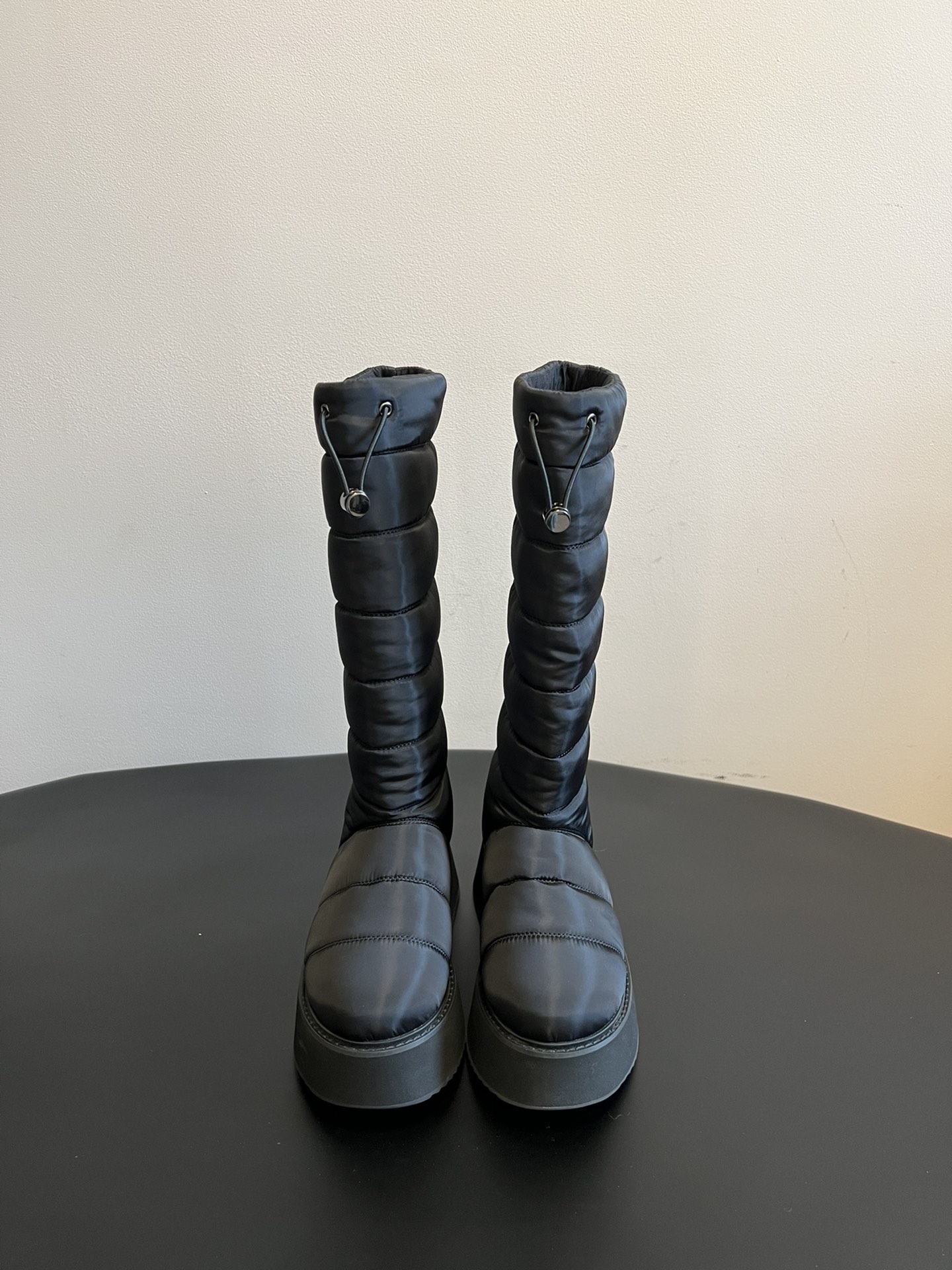 NO:593366,INUIKII 25ss new waterproof down snow boots are designed with down filling, forming a warm cabin inside the boots, which can effectively resist severe cold and are suitable for wearing in low-temperature environments in winter. The uppers are made of waterproof fabrics and are equipped with anti-slip rubber outsoles, which have strong grip on snowy and slippery roads and avoid the risk of slipping. The drawstring at the boot opening can be flexibly adjusted to prevent cold wind from entering, and can adjust the boot shape according to the needs of the wearer.  The overall design is light and does not feel heavy when worn. At the same time, the internal space is loose and does not squeeze the feet, so it is not easy to get tired after long walks. The classic colors such as black and white are simple and elegant, and the short and mid-cut styles are suitable for a variety of trousers, which are both functional and trendy. Material waterproof down Cloth lining Outsole Original molded outsole Increased 8cm Size 35/40 (40 is custom-made and cannot be returned or exchanged), snow boots, boots, down jacket19860909INUIKII 25ss新款防水羽绒雪地靴 采用羽绒填充设计,靴内形成温暖舱室,能有效抵御严寒,适合冬季低温环境穿着.鞋面选用防水面料,搭配防滑橡胶大底,应对雪地、湿滑路面时抓地力强,避免打滑风险.靴口处的抽绳可灵活调节松紧,既能防止寒风灌入,又能根据穿搭需求调整靴型轮廓. 整体设计轻盈,穿着时无沉重感,同时内部空间宽松,不挤压脚部,长时间行走也不易疲劳.黑白等经典配色简约大气,短筒与中筒款型适配多种裤装,兼具功能性与潮流感. 材质防水羽绒 内里布面 大底原版开模大底 增高8cm 码数35/40（40定做不退不换）,雪地靴,boots,down jacket,Women's Shoes