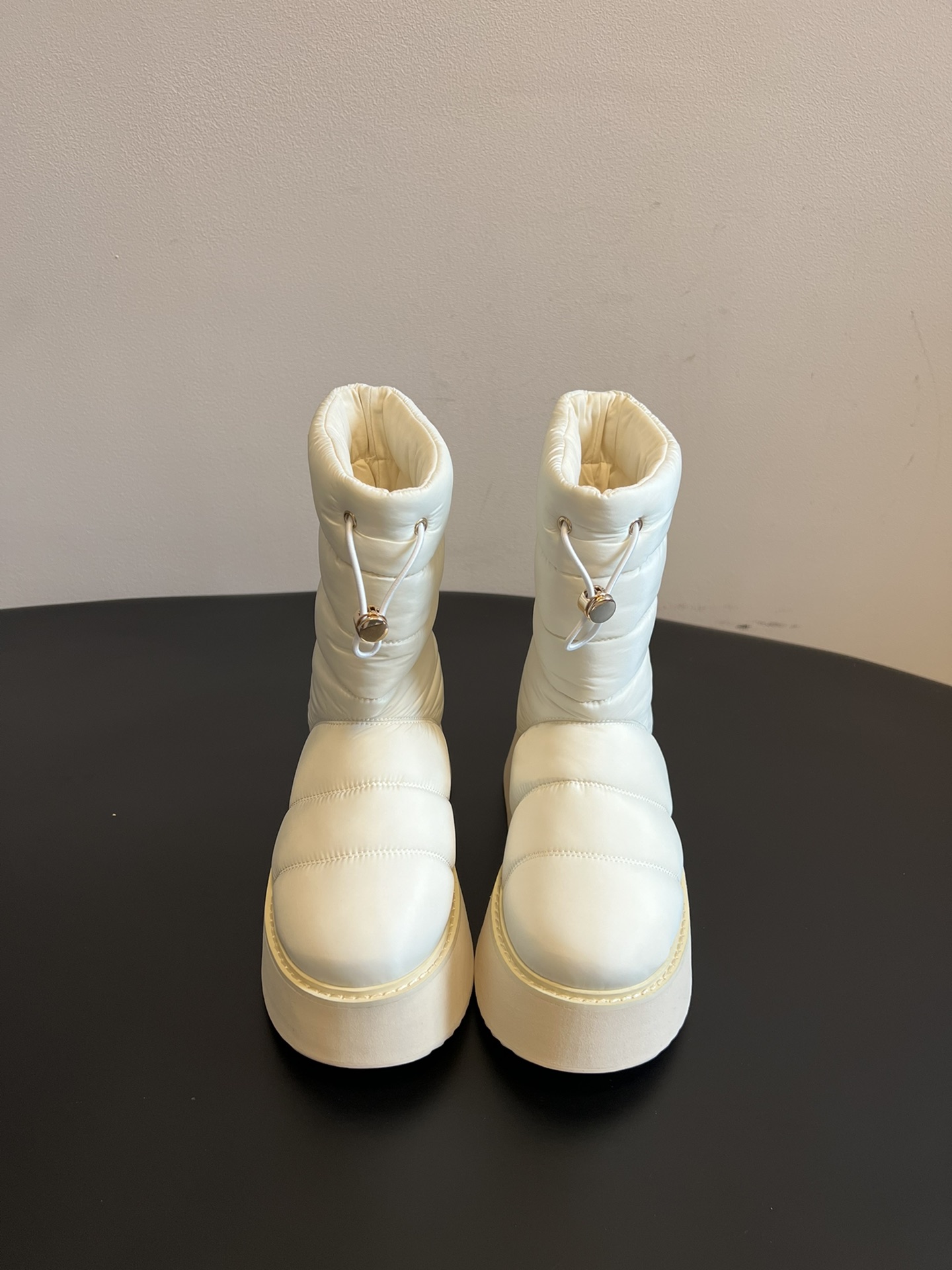 NO:593372,INUIKII 25ss new waterproof down snow boots are designed with down filling, forming a warm cabin inside the boots, which can effectively resist severe cold and are suitable for wearing in low-temperature environments in winter. The uppers are made of waterproof fabrics and are equipped with anti-slip rubber outsoles, which have strong grip on snowy and slippery roads and avoid the risk of slipping. The drawstring at the boot opening can be flexibly adjusted to prevent cold wind from entering, and can adjust the boot shape according to the needs of the wearer.  The overall design is light and does not feel heavy when worn. At the same time, the internal space is loose and does not squeeze the feet, so it is not easy to get tired after long walks. The classic colors such as black and white are simple and elegant, and the short and mid-cut styles are suitable for a variety of trousers, which are both functional and trendy. Material waterproof down Cloth lining Outsole Original molded outsole Increased 8cm Size 35/40 (40 is custom-made and cannot be returned or exchanged), snow boots, boots, down jacket19860909INUIKII 25ss新款防水羽绒雪地靴 采用羽绒填充设计,靴内形成温暖舱室,能有效抵御严寒,适合冬季低温环境穿着.鞋面选用防水面料,搭配防滑橡胶大底,应对雪地、湿滑路面时抓地力强,避免打滑风险.靴口处的抽绳可灵活调节松紧,既能防止寒风灌入,又能根据穿搭需求调整靴型轮廓. 整体设计轻盈,穿着时无沉重感,同时内部空间宽松,不挤压脚部,长时间行走也不易疲劳.黑白等经典配色简约大气,短筒与中筒款型适配多种裤装,兼具功能性与潮流感. 材质防水羽绒 内里布面 大底原版开模大底 增高8cm 码数35/40（40定做不退不换）,雪地靴,boots,down jacket,Women's Shoes