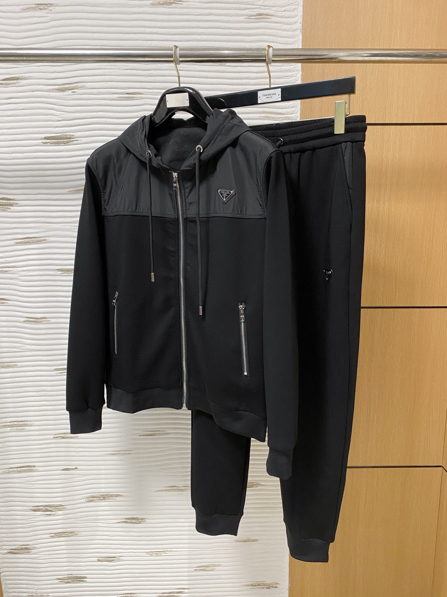 NO:612863,[PRADA] Hot-selling suit is coming. Focus on the original version of the official website. 2025 new hot-selling cardigan sweater suit. The original product is carefully crafted by top designers. It has a fitting and perfect upper body effect. All-natural high-quality Tencel Roman cotton, close-fitting comfort, noble and elegant!  Original hardware embodies elegance and nobility!  Counter sizes M-3XL (up to 190 pounds), prada, prada, hoodie, sweatshirts, alexander wang19860909【PRADA普拉达】爆款套装来袭 专注官网原版 2025全新爆款开衫卫衣套装 原单狠货倾注顶级设计师的精心之作 就为一个贴合、完美的上身效果 全天然优质天丝罗马棉,贴身的舒适感 高贵典雅！原厂五金无不彰显优雅高贵气质！专柜尺码M-3XL（最大穿到190斤）,,prada,prada,hoodie,sweatshirts,alexander wang,Men's clothing