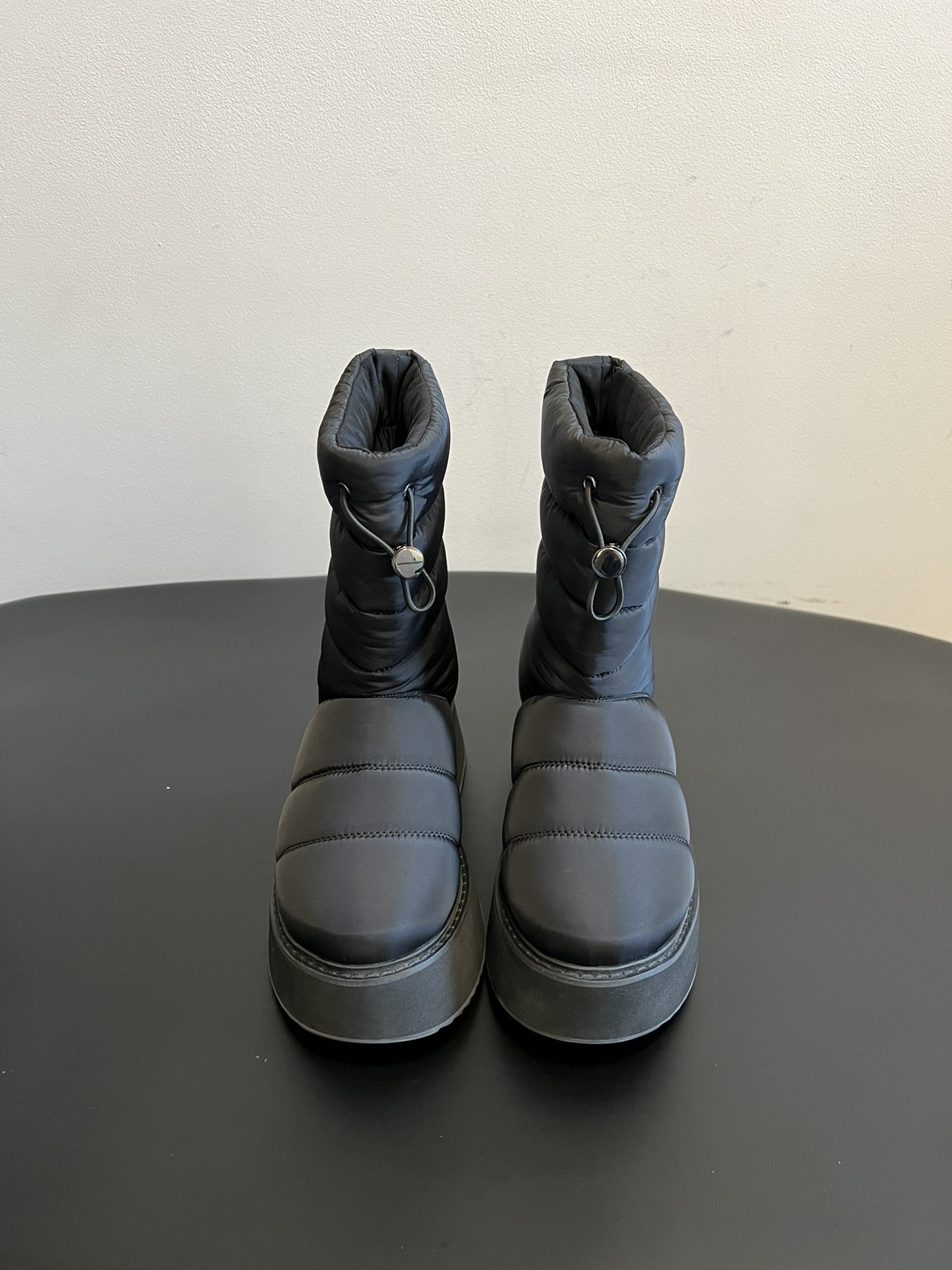 NO:593378,INUIKII 25ss new waterproof down snow boots are designed with down filling, forming a warm cabin inside the boots, which can effectively resist severe cold and are suitable for wearing in low-temperature environments in winter. The uppers are made of waterproof fabrics and are equipped with anti-slip rubber outsoles, which have strong grip on snowy and slippery roads and avoid the risk of slipping. The drawstring at the boot opening can be flexibly adjusted to prevent cold wind from entering, and can adjust the boot shape according to the needs of the wearer.  The overall design is light and does not feel heavy when worn. At the same time, the internal space is loose and does not squeeze the feet, so it is not easy to get tired after long walks. The classic colors such as black and white are simple and elegant, and the short and mid-cut styles are suitable for a variety of trousers, which are both functional and trendy. Material waterproof down Cloth lining Outsole Original molded outsole Increased 8cm Size 35/40 (40 is custom-made and cannot be returned or exchanged), snow boots, boots, down jacket19860909INUIKII 25ss新款防水羽绒雪地靴 采用羽绒填充设计,靴内形成温暖舱室,能有效抵御严寒,适合冬季低温环境穿着.鞋面选用防水面料,搭配防滑橡胶大底,应对雪地、湿滑路面时抓地力强,避免打滑风险.靴口处的抽绳可灵活调节松紧,既能防止寒风灌入,又能根据穿搭需求调整靴型轮廓. 整体设计轻盈,穿着时无沉重感,同时内部空间宽松,不挤压脚部,长时间行走也不易疲劳.黑白等经典配色简约大气,短筒与中筒款型适配多种裤装,兼具功能性与潮流感. 材质防水羽绒 内里布面 大底原版开模大底 增高8cm 码数35/40（40定做不退不换）,雪地靴,boots,down jacket,Women's Shoes