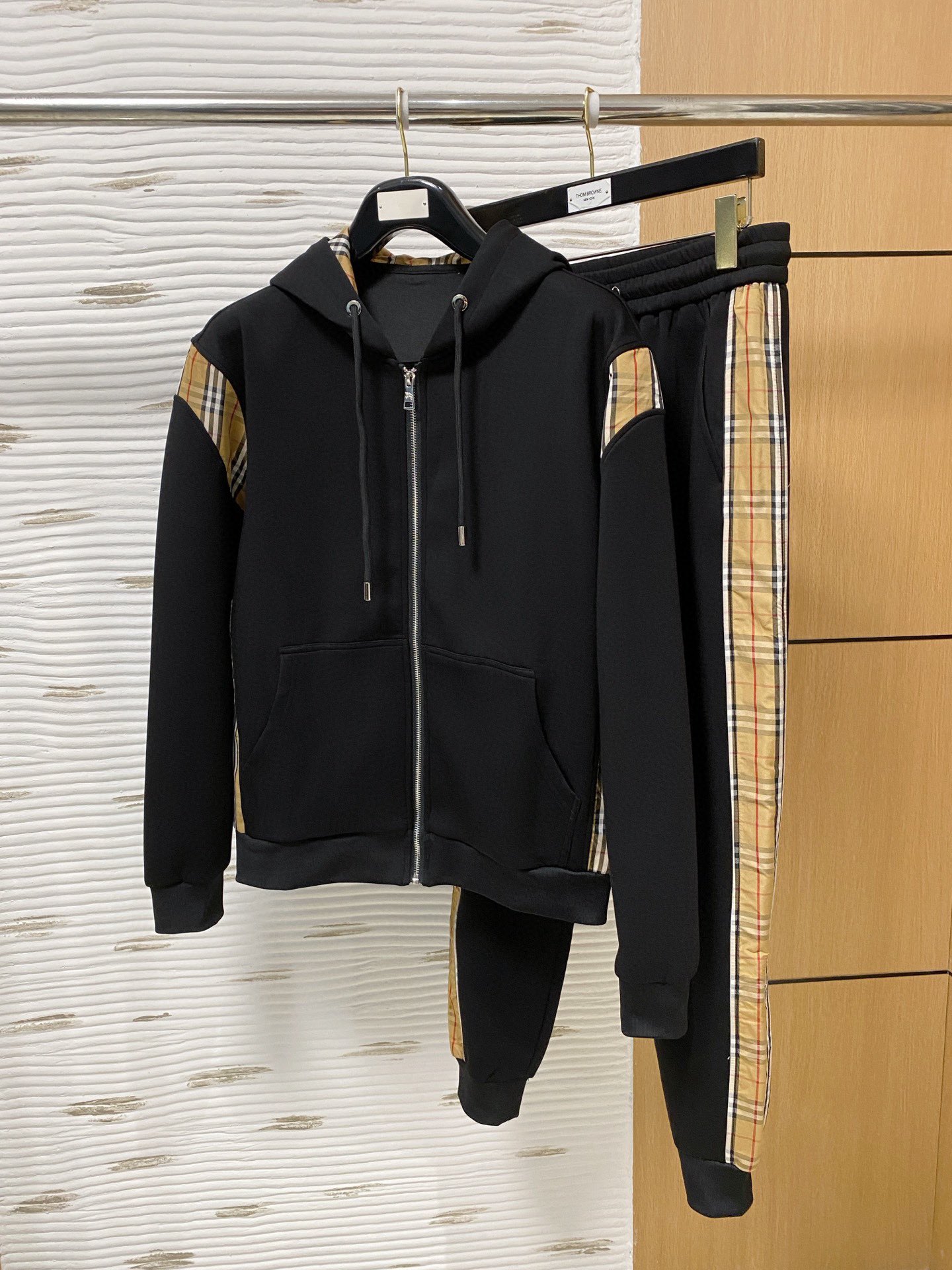 NO:612859,[BURBERRY] The hot-selling suit is coming. Focus on the original version of the official website. The 2025 new hot-selling cardigan and sweatshirt suit. The original product is carefully crafted by top designers to provide a fitting and perfect upper body effect. All-natural high-quality Tencel Roman cotton, close-fitting comfort, noble and elegant!  Original hardware embodies elegance and nobility!  Counter sizes M-3XL (up to 190 pounds),,burberry,burberry,hoodie,sweatshirts,alexander wang19860909【BURBERRY 巴宝莉】爆款套装来袭 专注官网原版 2025全新爆款开衫卫衣套装 原单狠货倾注顶级设计师的精心之作 就为一个贴合、完美的上身效果 全天然优质天丝罗马棉,贴身的舒适感 高贵典雅！原厂五金无不彰显优雅高贵气质！专柜尺码M-3XL（最大穿到190斤）,,burberry,burberry,hoodie,sweatshirts,alexander wang,Men's clothing