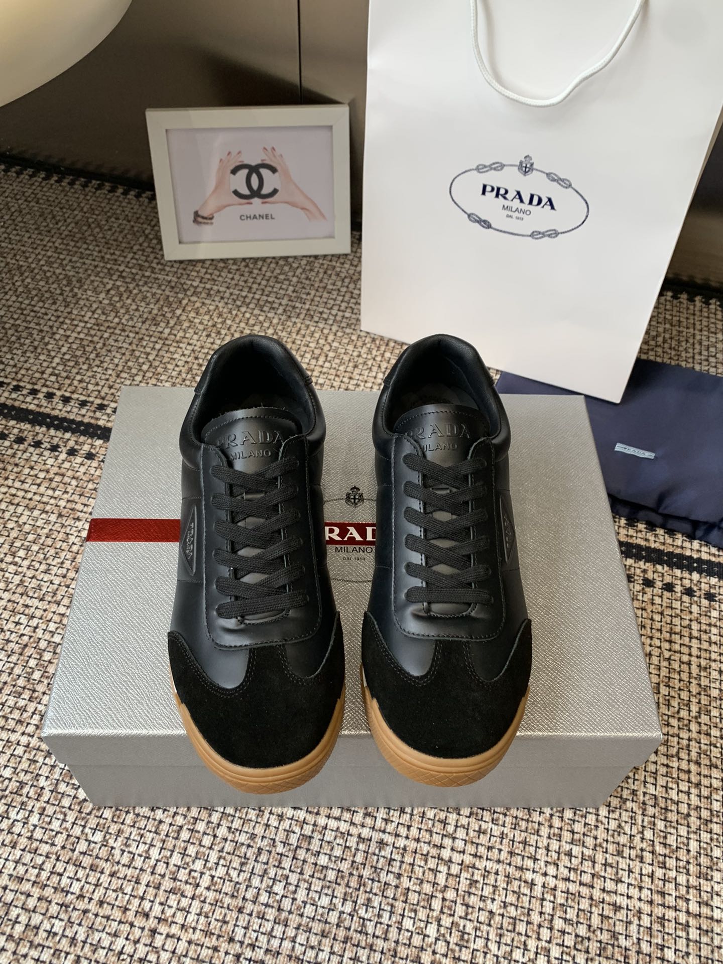 NO:615495,Prada Couple's model 25ss new autumn and summer moral training shoes casual shoes are made with precision, even stitching, leather texture is clearly visible, multi-color splicing, fashionable and elegant, soft, comfortable and breathable, decorated with PRADA letter logo on the outside. It is equipped with fabric lining, silver-plated logo cowhide foot pads, and P family's exclusive rubber outsole. The details are carefully crafted, making it a versatile item for travel!  The upper is made of original imported cowhide/mercerized cow suede, the lining is sheepskin, and the sole is original customized rubber outsole Size35-45, casual shoes/sports shoes, prada, prada, sneakers, cowhide, sheepskin19860909Prada 普拉达 情侣款 25ss秋夏新款 德训鞋 休闲鞋 精工制造,缝线均匀,皮质质感一览无余,多色拼接,时尚大方,柔软舒适透气,外侧饰有PRADA字母徽标 搭配织物内里,烫银logo牛皮脚垫,搭配P家专属橡胶大底,细节精工细作,出行百搭佳品！ 鞋面采用原版进口牛皮/丝光牛反绒 内里垫脚羊皮 鞋底原版定制橡胶大底 Size35-45,休闲鞋/运动鞋,prada,prada,sneakers,cowhide,sheepskin,Women's Shoes