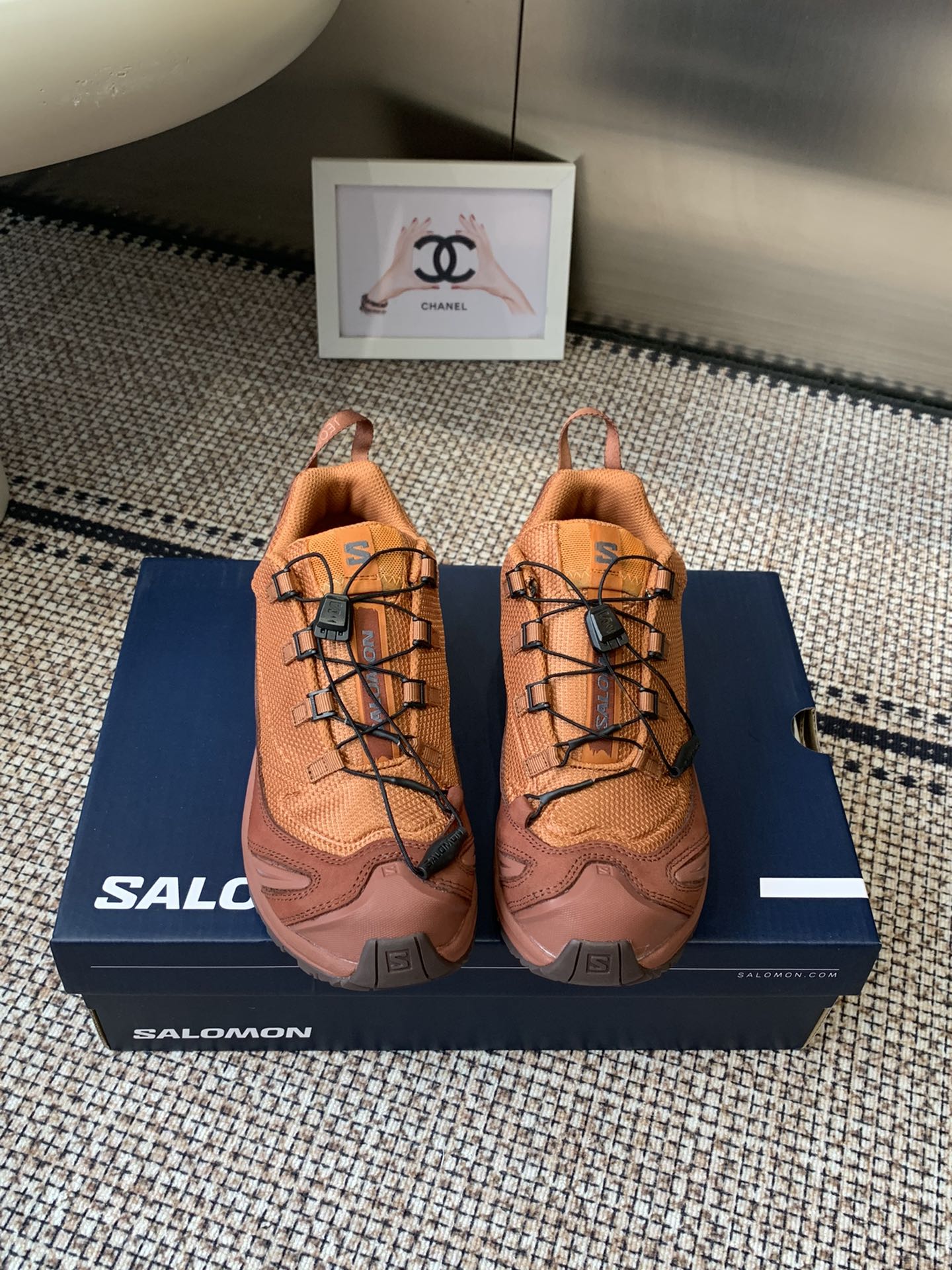 NO:615498,SALOMON XT WHISPER Salomon outdoor casual sneakers were originally purchased, developed and manufactured. The new interpretation focuses on its aerodynamic appearance. The iconic white and cream colors bring urban style. The other pair is made of pure black, highlighting textured details. The iconic sneakers are refined into new urban classics, bringing a quiet atmosphere to SALOMON. Fabric: original imported cowhide + breathable mesh. Original imported breathable mesh lining  Original open-molded non-slip rubber outsole Size: 35-45 (40 for women and 45 for men, custom-made and non-returnable), casual shoes/sports shoes, sneakers, cowhide19860909SALOMON XT WHISPER 萨洛蒙户外 休闲 运动鞋 原版购入开发 做货 全新演绎的专注于其空气动力学的外观上,标志性白色与奶油色带来都市风格. 另一双则以纯粹的黑色打造,突出富质感的细节,标志性运动鞋被提炼为新的都市经典 为 SALOMON带来静谧气息 面料:原版进口牛皮+透气网面.内里原版进口透气网里 鞋底原版开模防滑橡胶大底 Size: 35-45（女40男45订做不退换）,休闲鞋/运动鞋,sneakers,cowhide,Women's Shoes