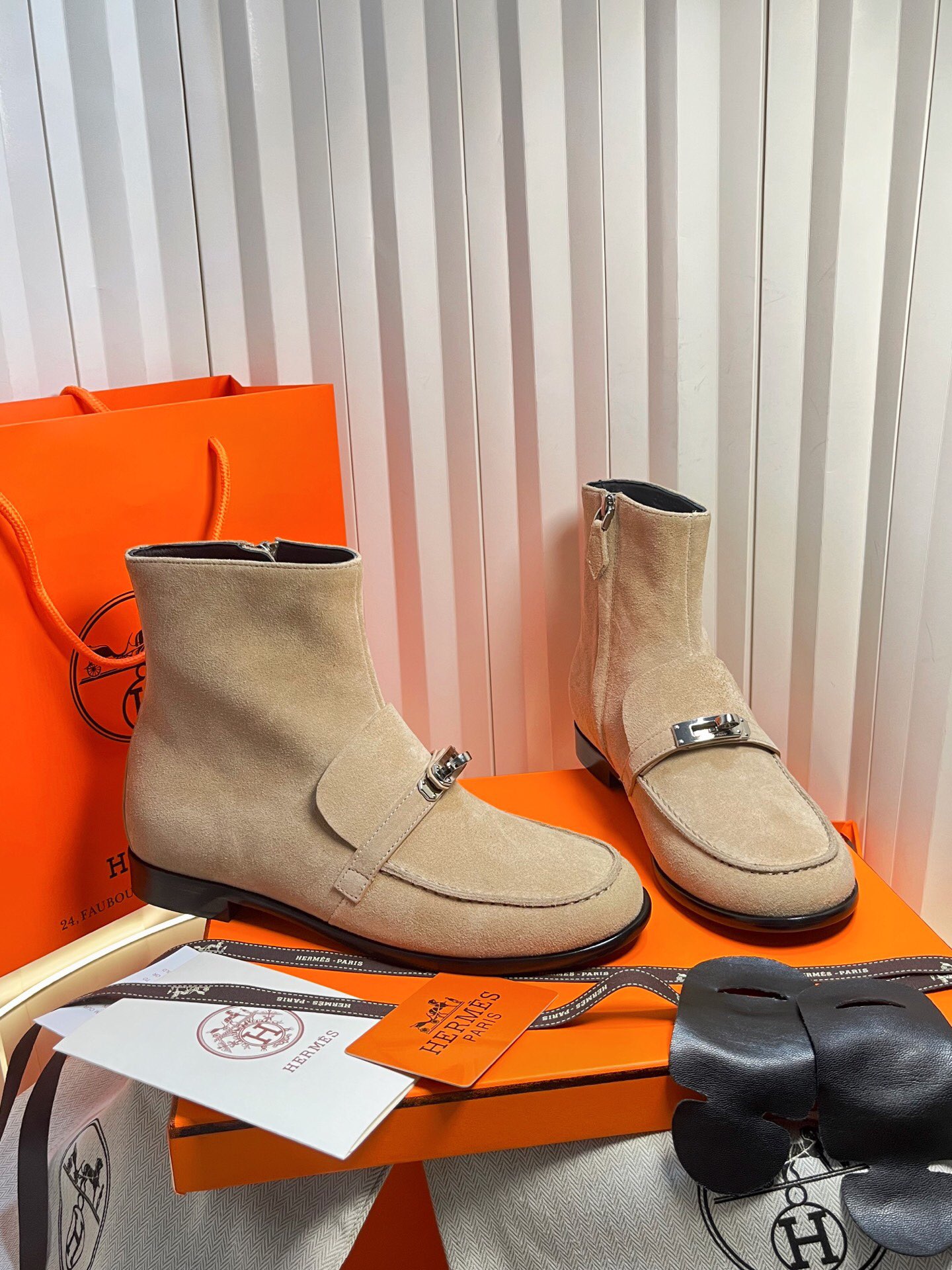 NO:629822,, fashionable temperament short boots, 2025 new kelly buckle flat short boots, cool and stylish, easy to wear women's boots, side zipper design is super convenient to put on and take off, daily matching with jeans, dresses are very stylish, real photos!  size 35～40 (41, 42 customized), boots, boots, skirts, jeans19860909,时尚气质短靴,2025爱新款kelly扣平底短靴,酷飒有范好穿女靴,侧拉链设计穿脱超方便,日常搭配牛仔裤,连衣裙都很有格调,实物实拍！ size35～40（41、42定做）,靴子,boots,skirts,jeans,Women's Shoes