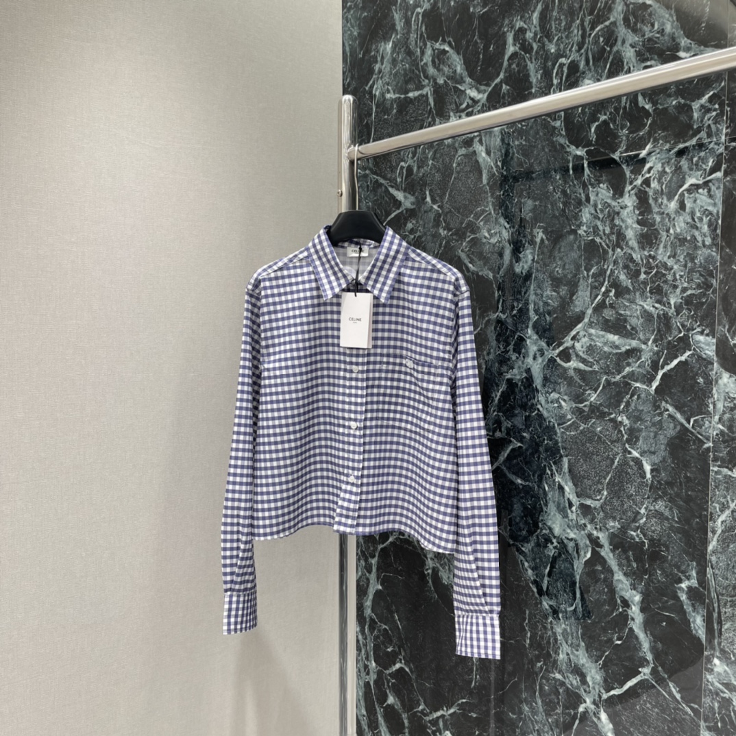 CE 25秋冬新款 学院风蓝白格纹衬衫 面料挺括又不失柔软，蓝白格纹的视觉张力，短款剪裁利落干脆，轻松勾