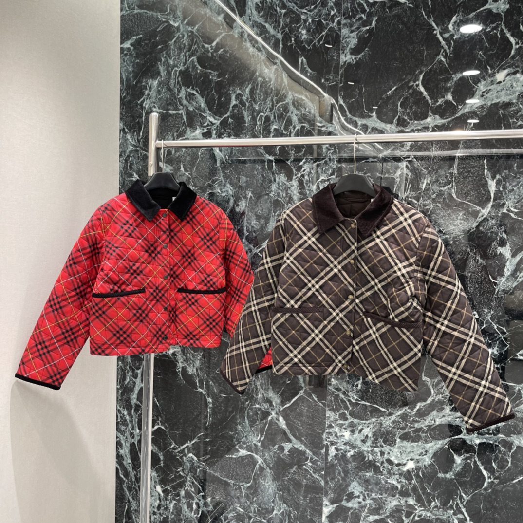 BBr 25秋冬新款 灯芯绒翻领格纹棉服外套 衣身铺满标志性格纹，灯芯绒翻领与袖口的拼接设计，为复古感再