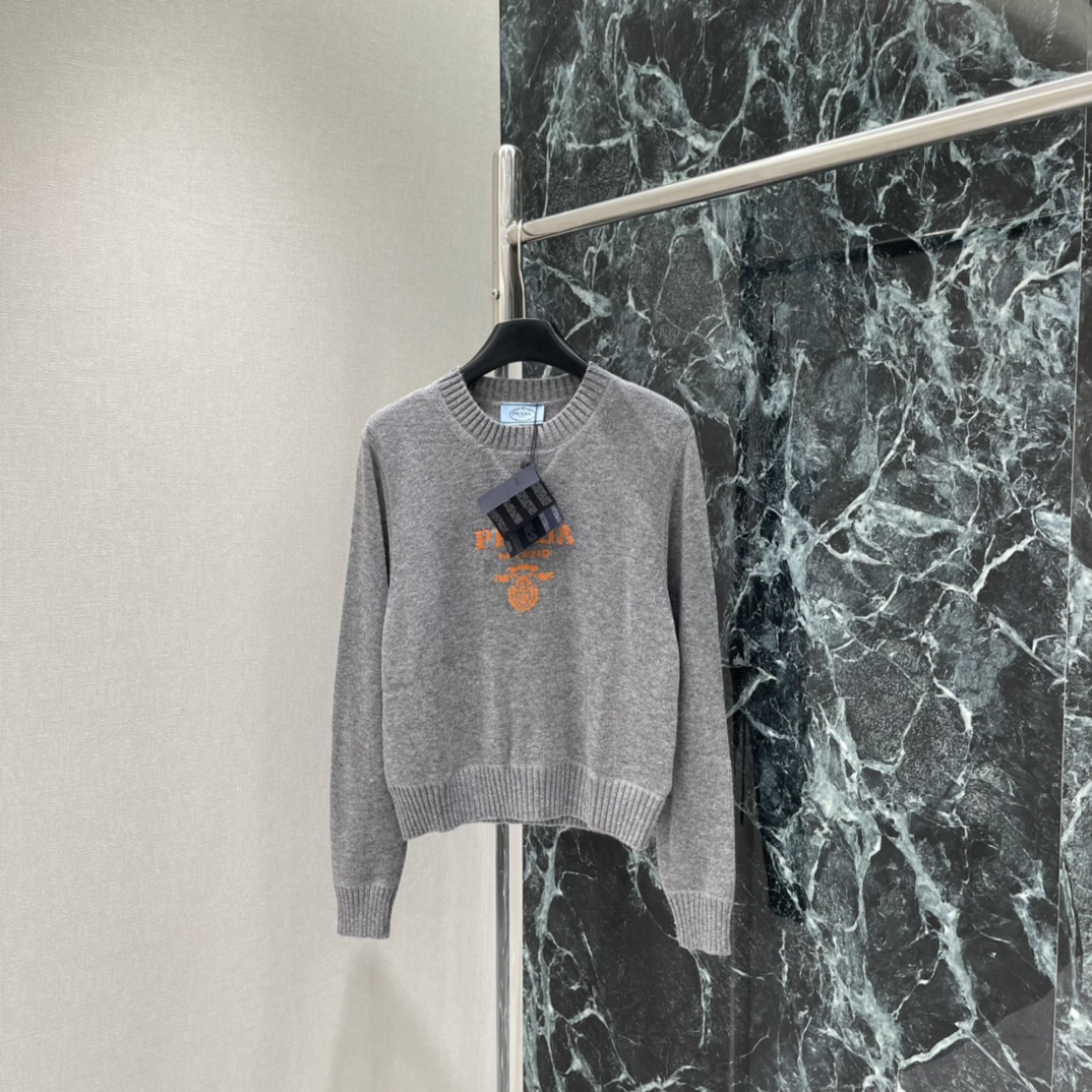 PＤ 25秋冬新款字母圆领套头毛衣 领口袖口以宽螺纹包边设计与衣摆相互呼应增添造型层次感胸前融入标志性字