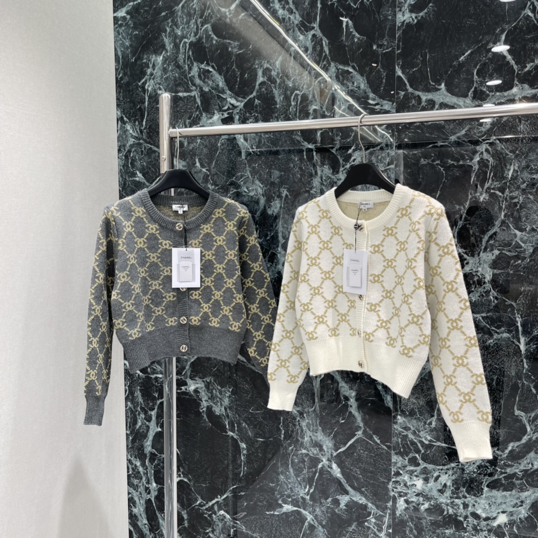 小香 25秋冬新款 提花针织开衫 通体标志性字母提花分布搭配开襟双C圆扣调节设计彰显品牌调性配合包边以同